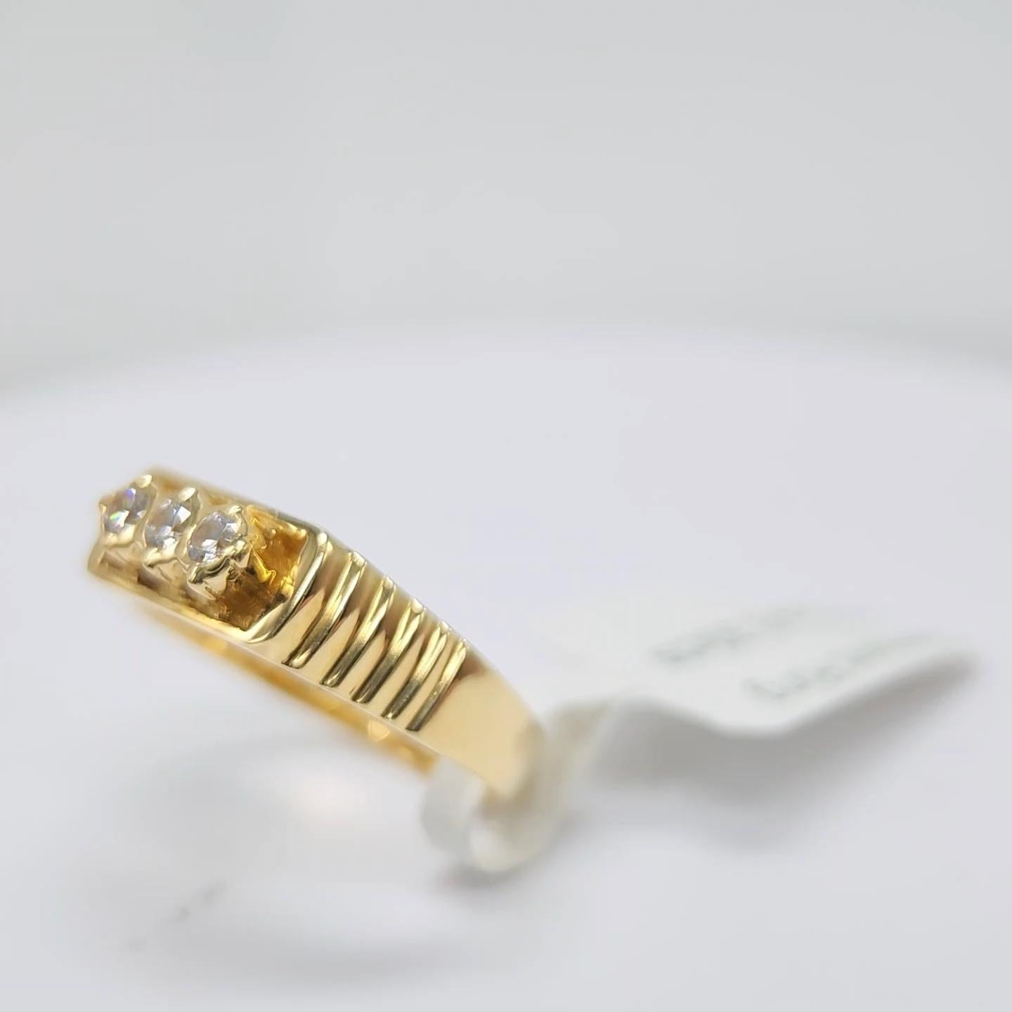3 stone diamond vintage ring in 18K yellow  gold For Sale 4