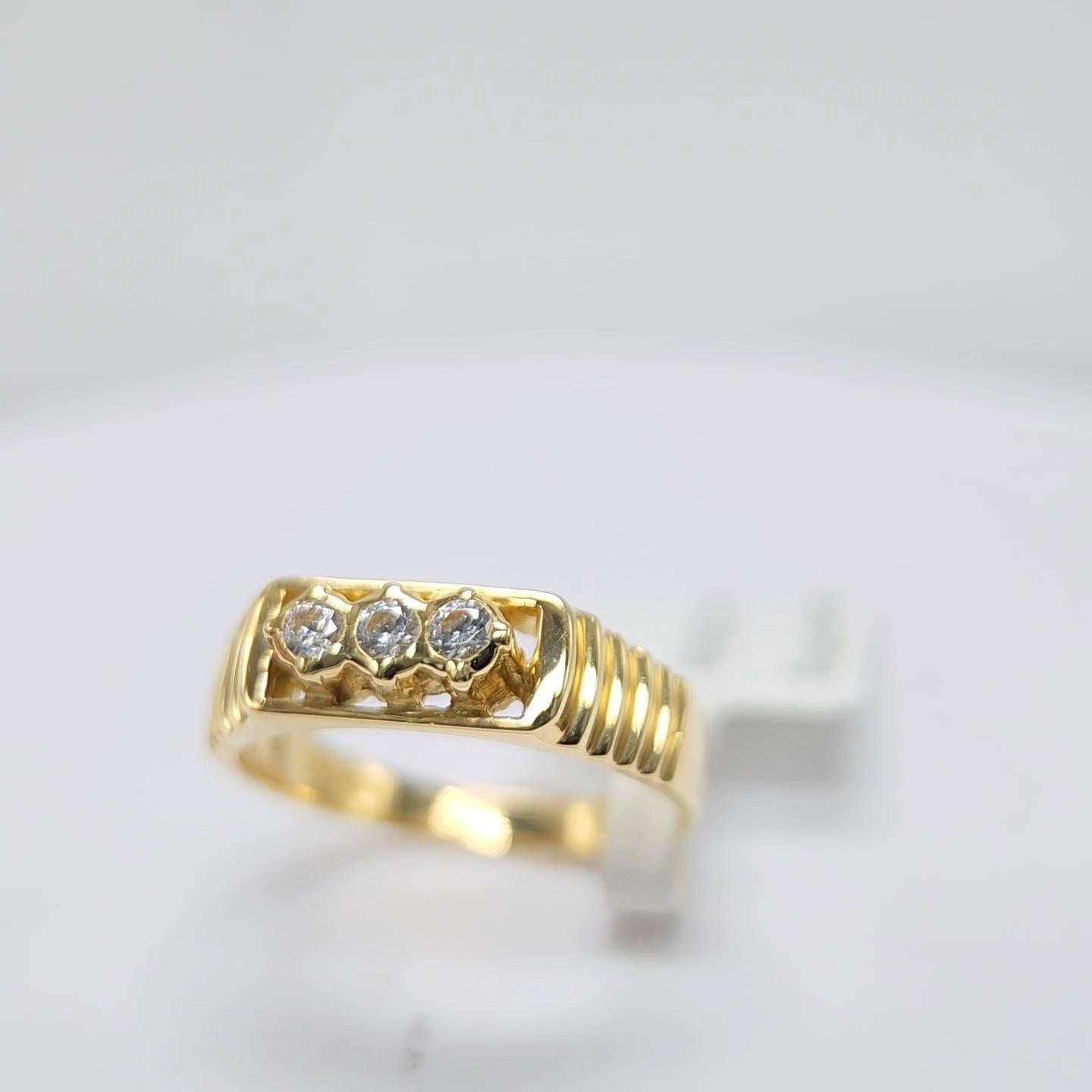 3 stone diamond vintage ring in 18K yellow  gold For Sale 5