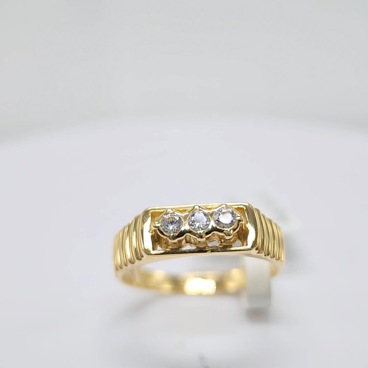 3 stone diamond vintage ring in 18K yellow  gold For Sale 6