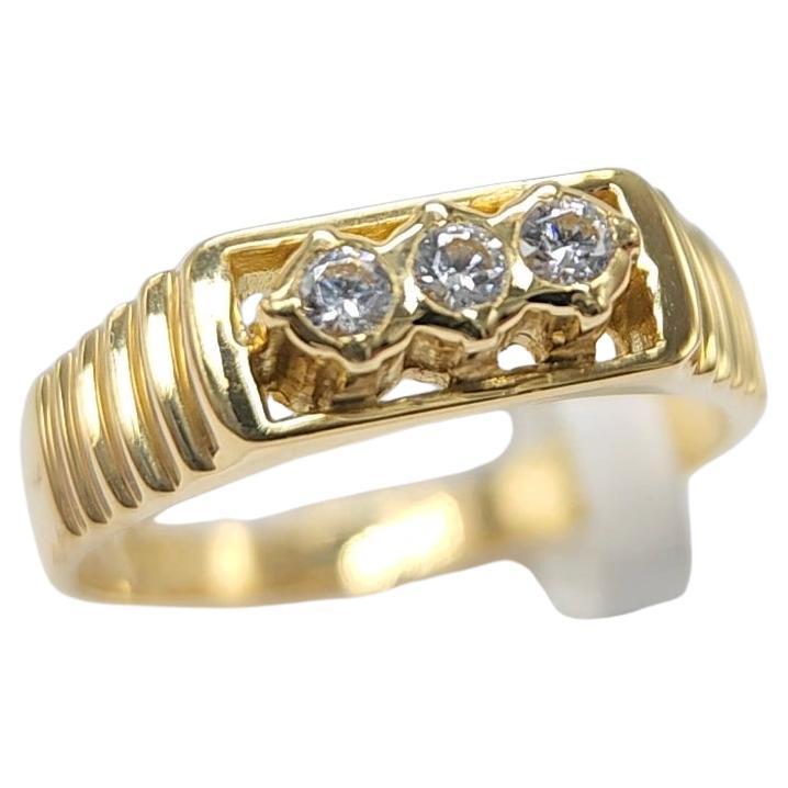 Round Cut 3 stone diamond vintage ring in 18K yellow  gold For Sale