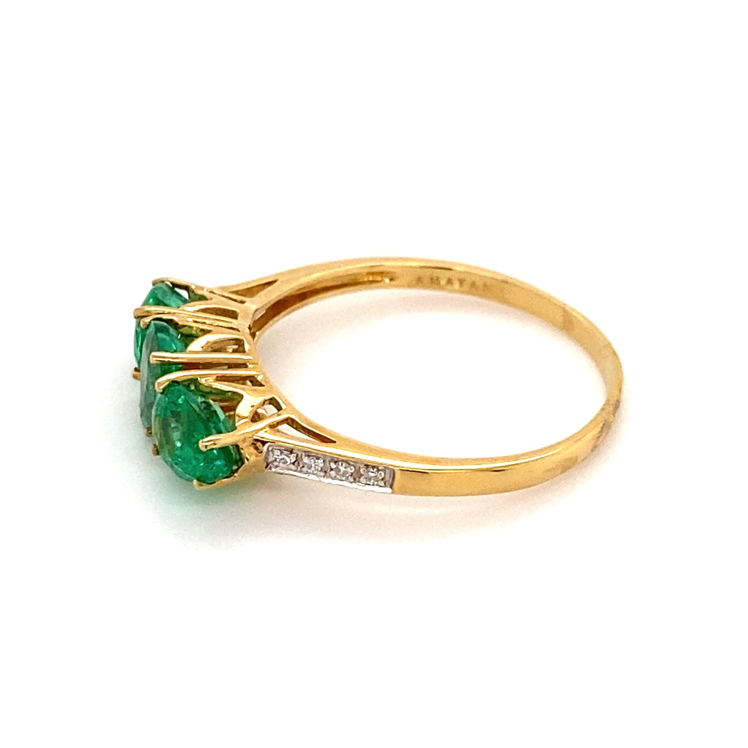 3-Stone Emerald and Diamond Gold Ring In Excellent Condition For Sale In Montreal, QC