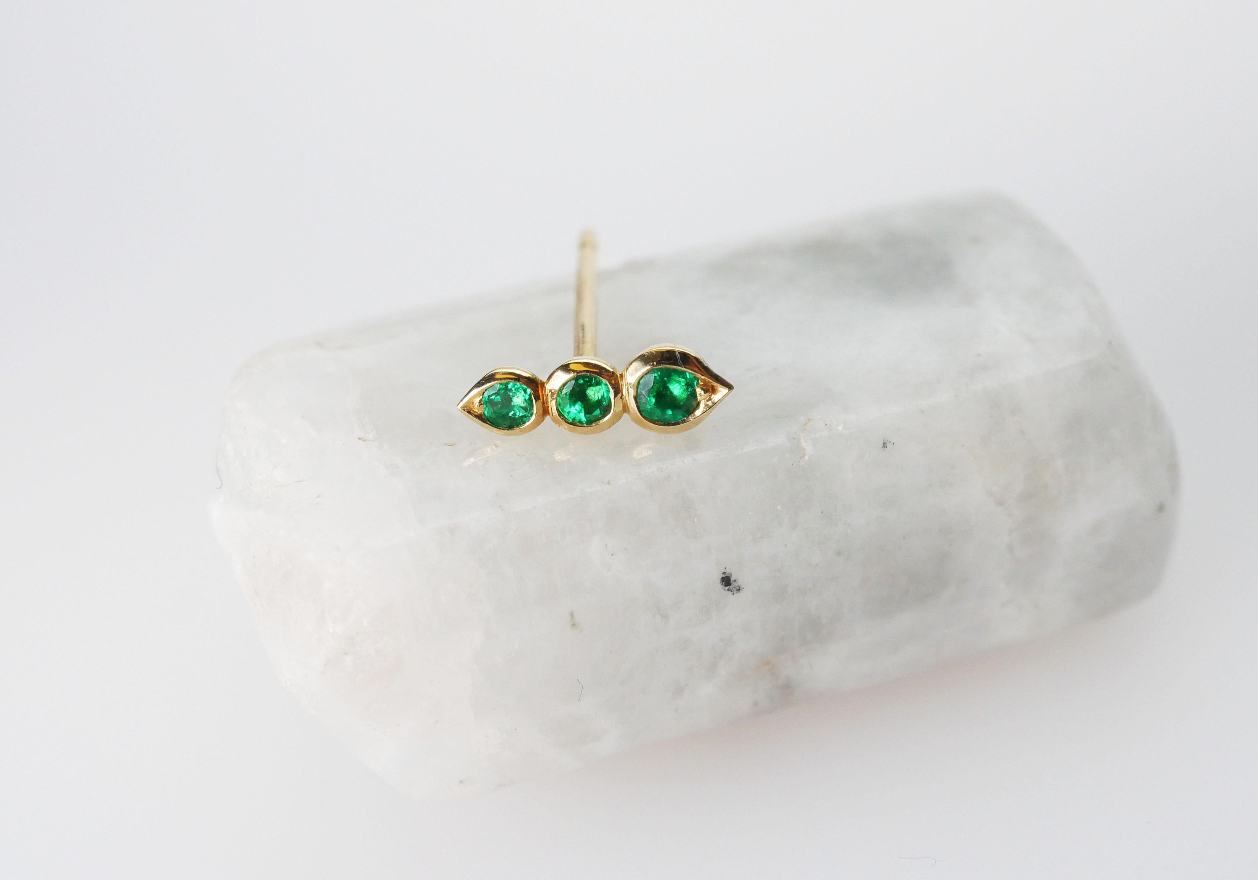 Contemporary 3 Stone Emerald Crawler Single Earring in 18 Karat Yellow Gold For Sale