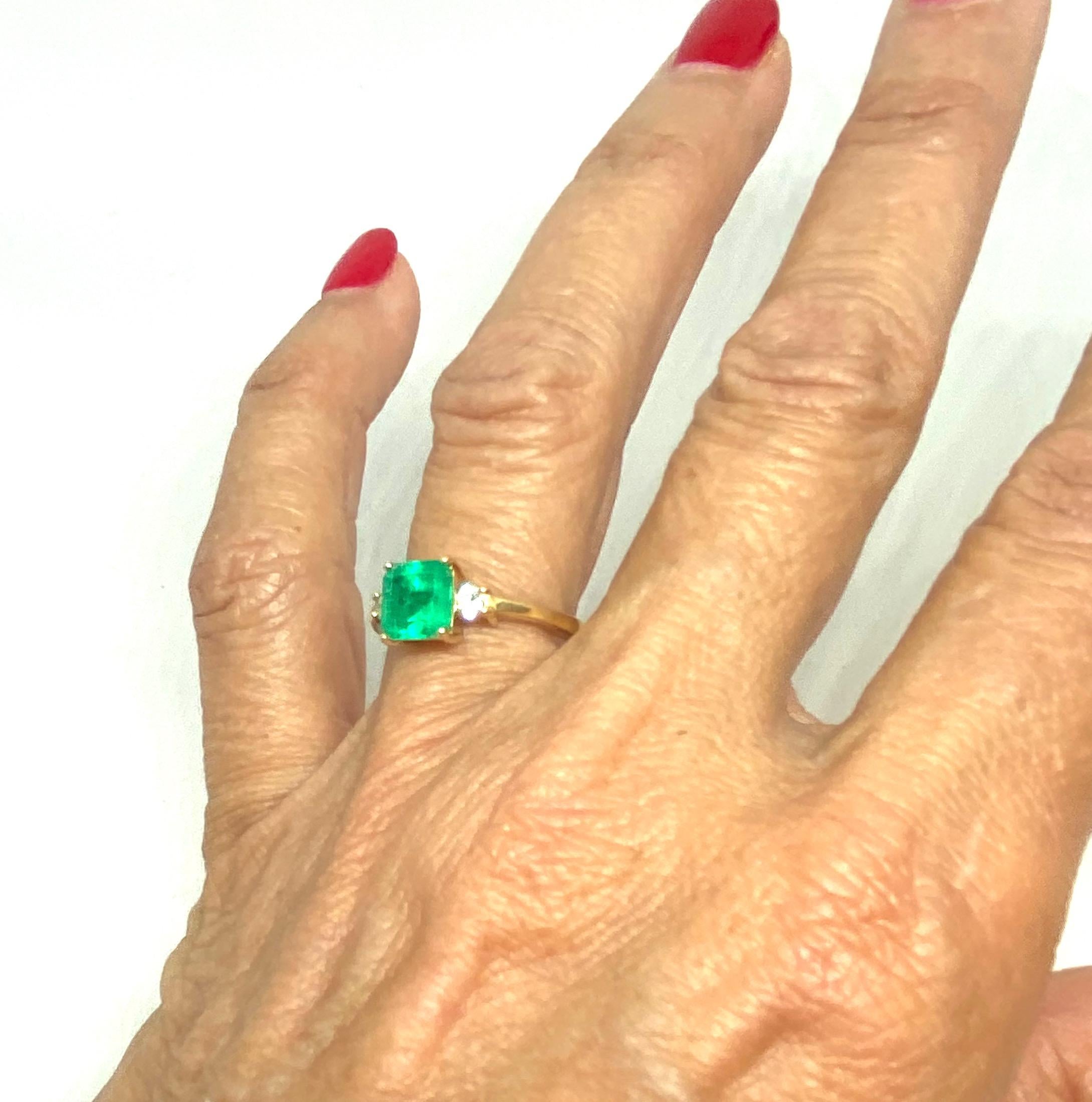 Contemporary 3-Stone Emerald & Diamond Ring 1.70 Carat 18 Karat Yellow Gold For Sale