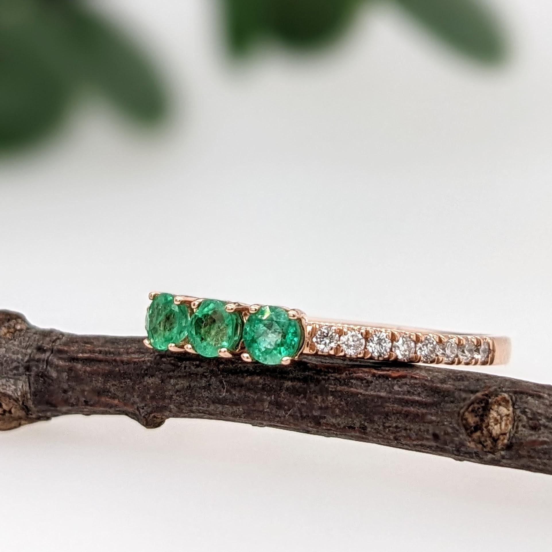 3 Stein Smaragd-Ring mit natürlichen Diamanten aus massivem 14K Gelbgold, rund, 3 mm (Moderne) im Angebot