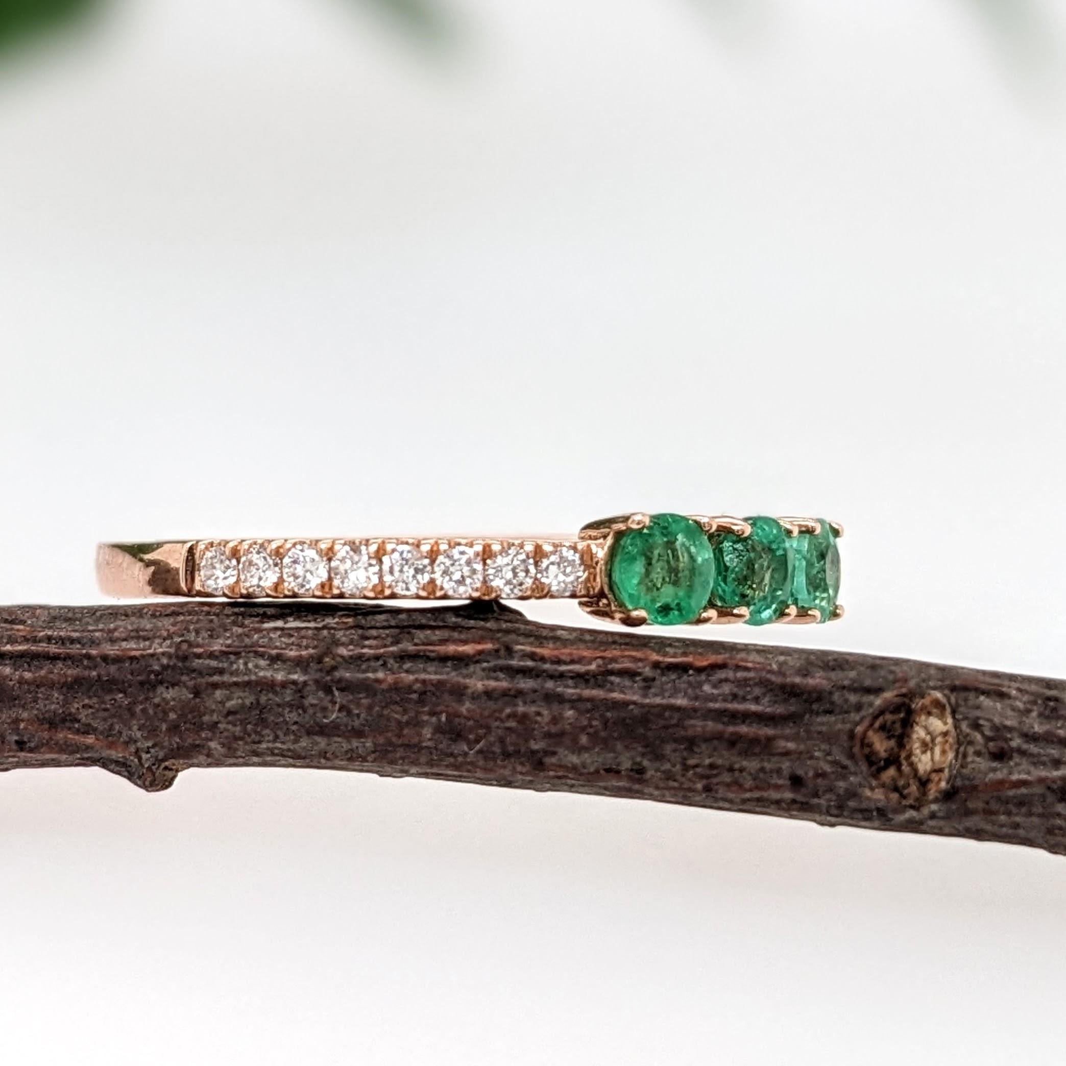 3 Stein Smaragd-Ring mit natürlichen Diamanten aus massivem 14K Gelbgold, rund, 3 mm im Angebot 1