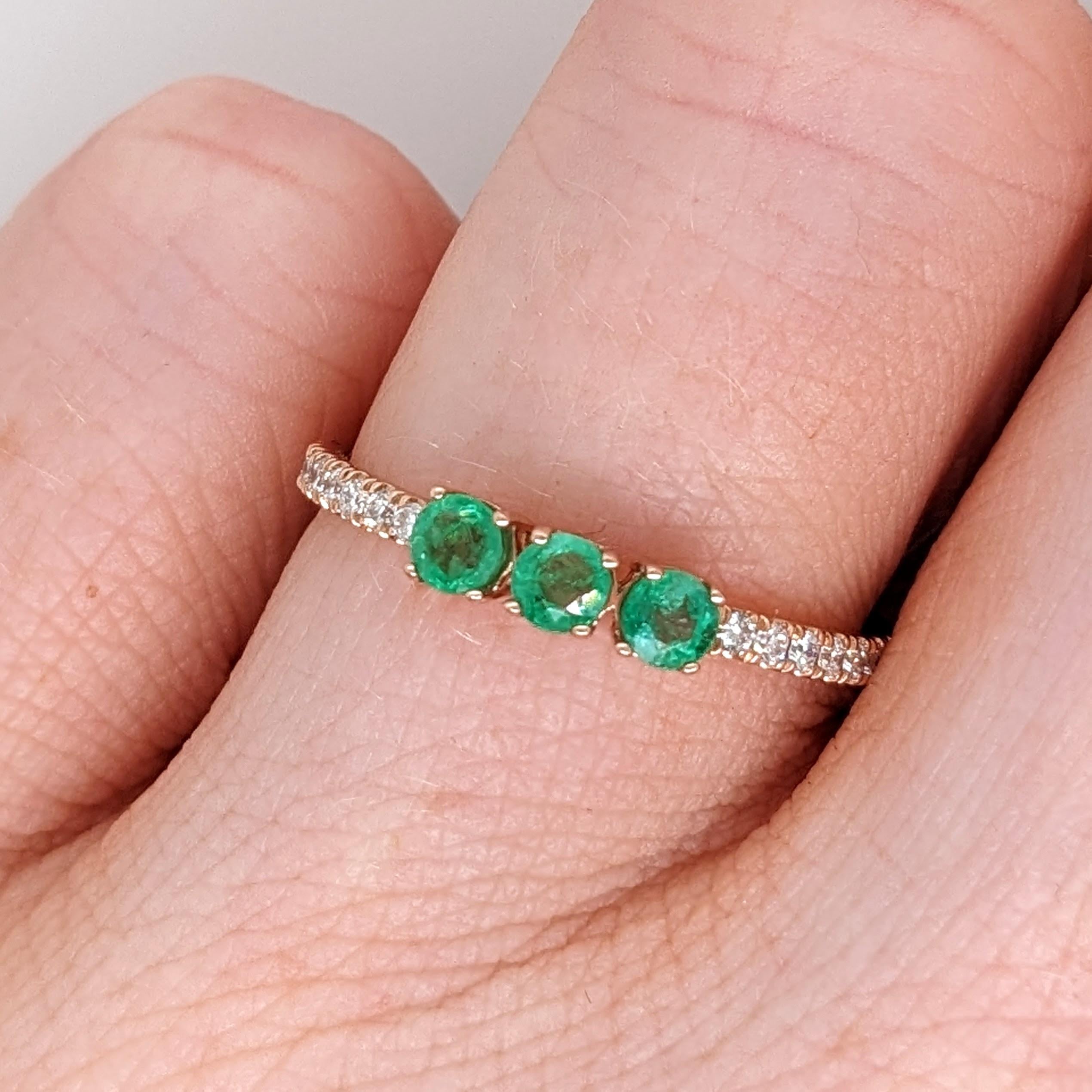 3 Stein Smaragd-Ring mit natürlichen Diamanten aus massivem 14K Gelbgold, rund, 3 mm im Angebot 2