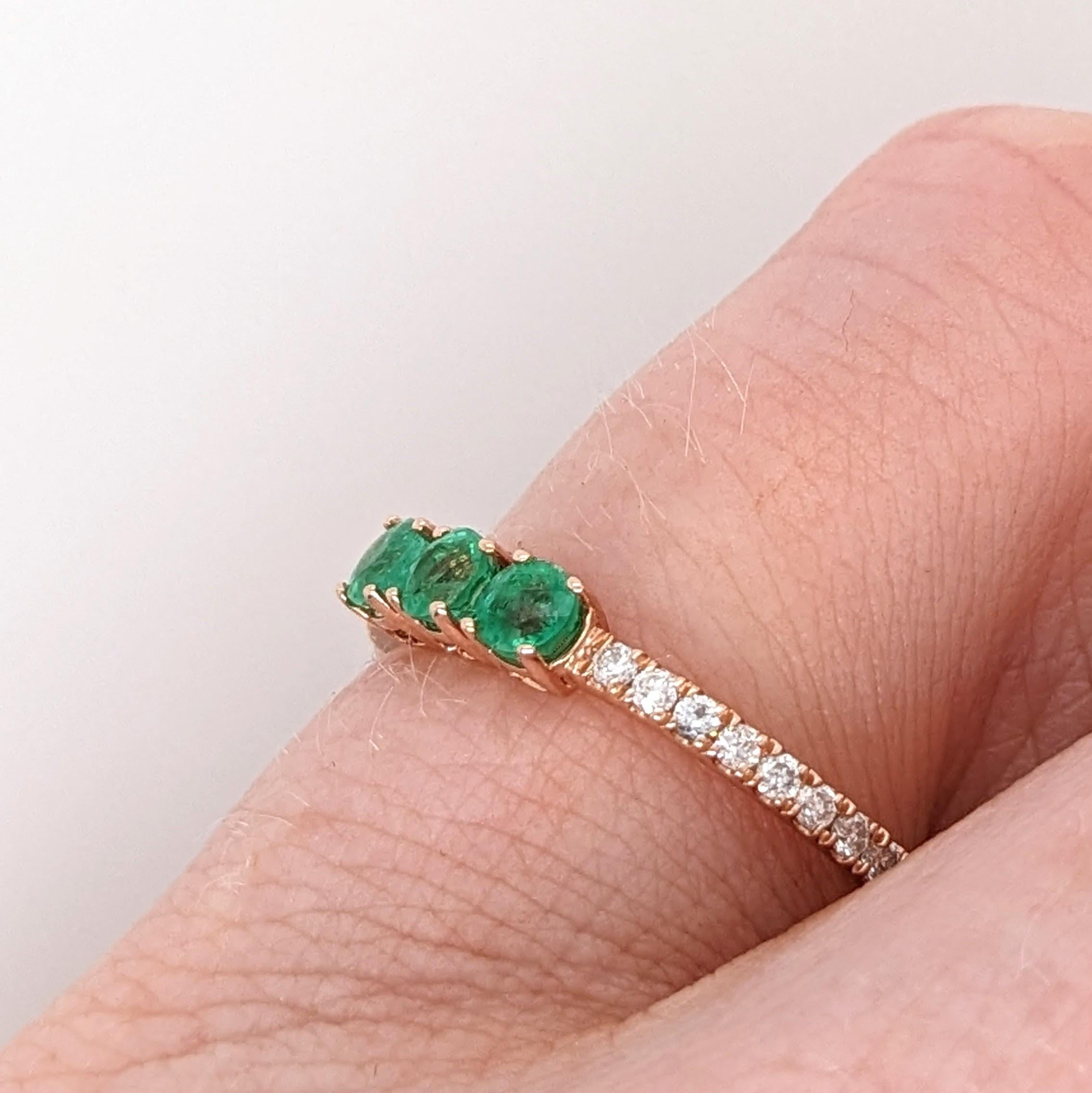 3 Stein Smaragd-Ring mit natürlichen Diamanten aus massivem 14K Gelbgold, rund, 3 mm im Angebot 3