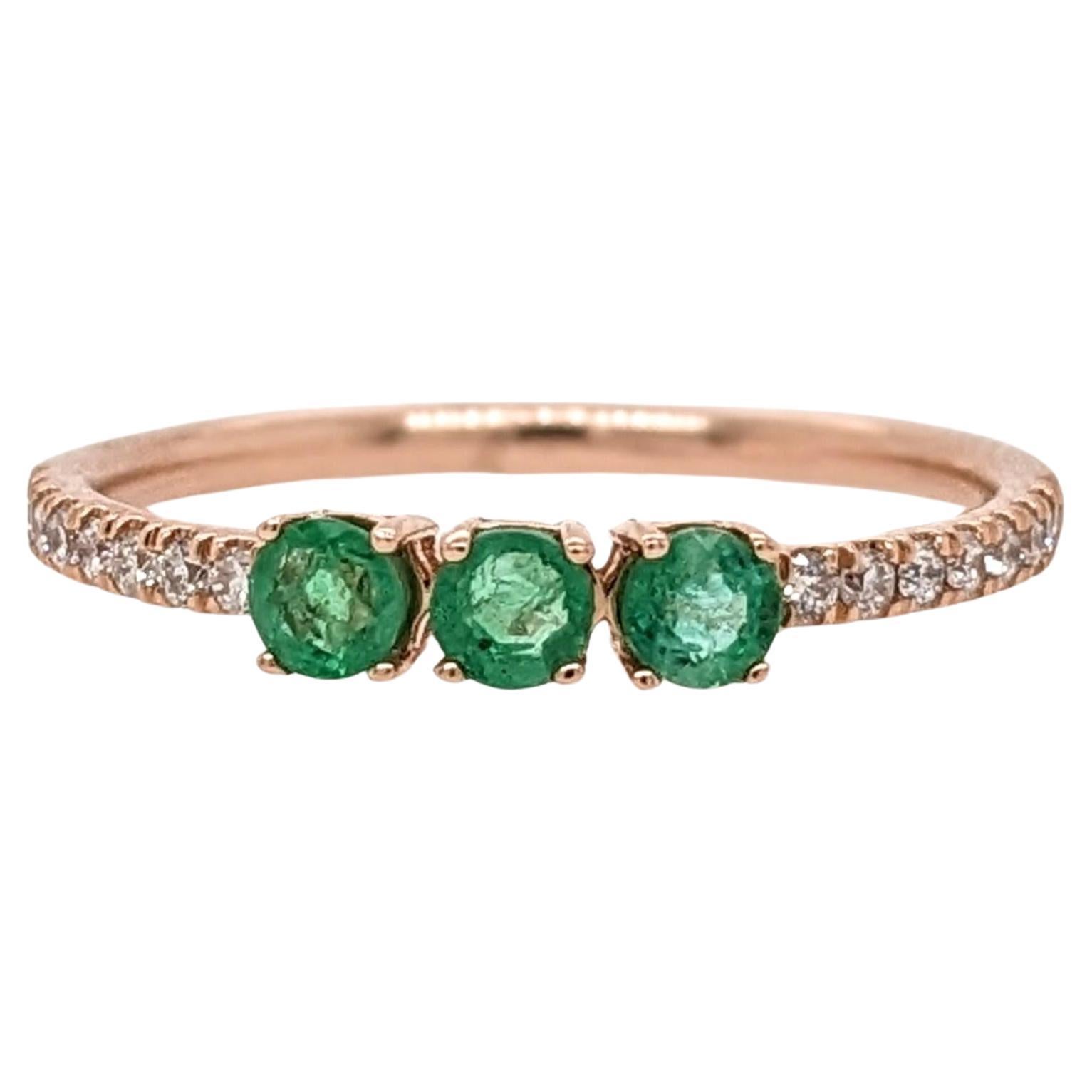 3 Stein Smaragd-Ring mit natürlichen Diamanten aus massivem 14K Gelbgold, rund, 3 mm im Angebot