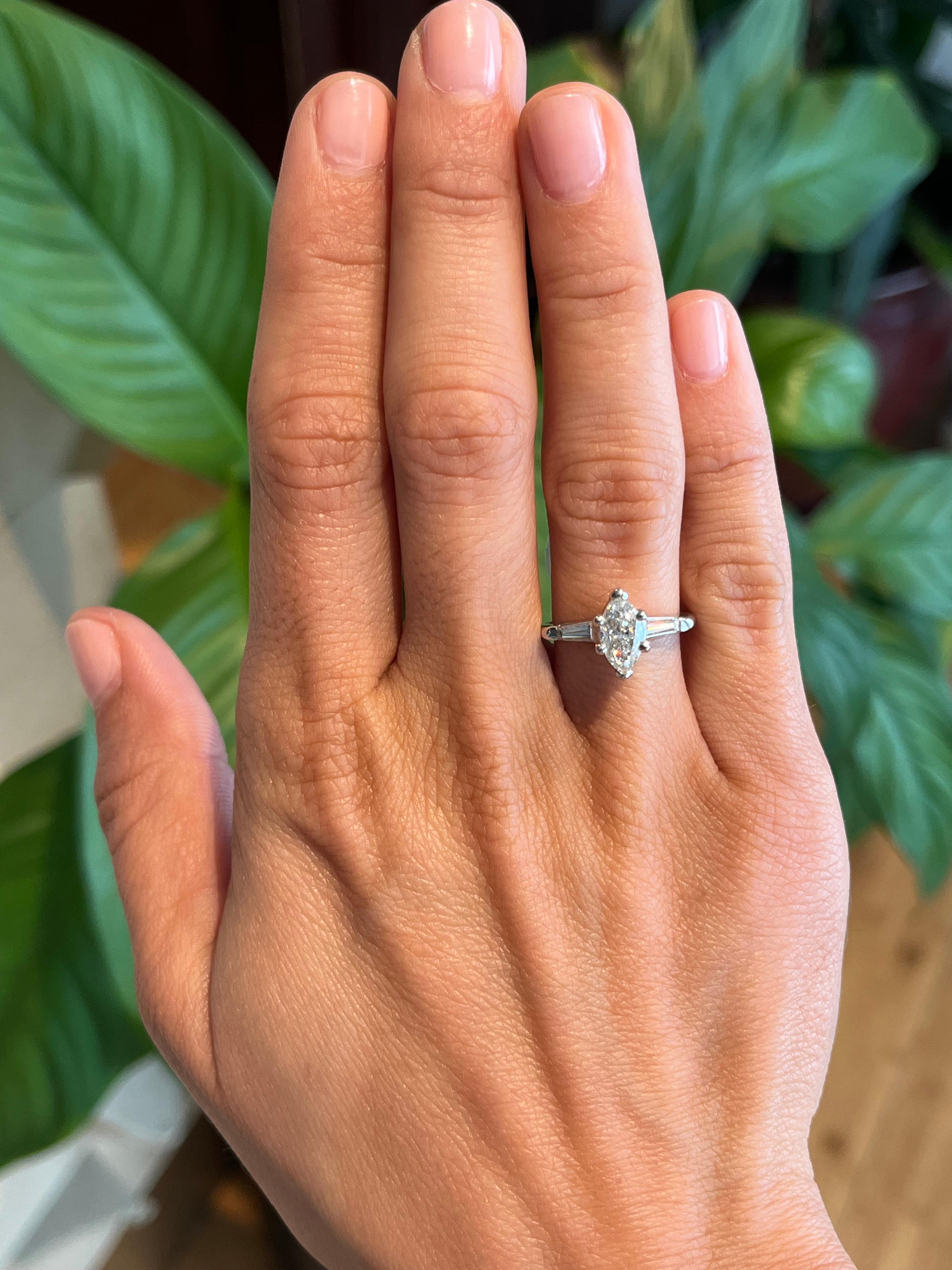 Con la sua silhouette distintiva, questo anello di fidanzamento a tre pietre in platino mette in risalto un diamante taglio marquise da 0,87 ct. La forma allungata valorizza il dito, mentre i diamanti a baguette affusolati aggiungono un tocco