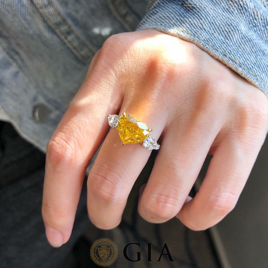 Moderniste Bague de fiançailles à 3 pierres en diamant jaune foncé taille cœur de 5 carats certifié GIA en vente