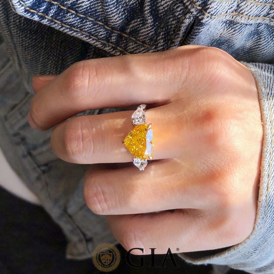 Bague de fiançailles à 3 pierres en diamant jaune foncé taille cœur de 5 carats certifié GIA Neuf - En vente à PARIS, FR