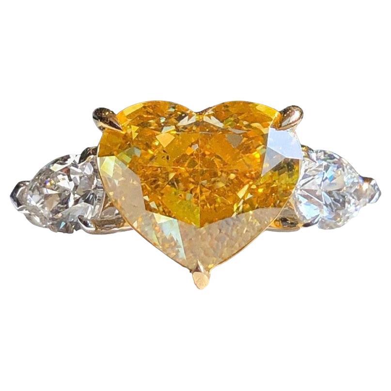 Verlobungsring mit 3 Steinen aus 5 Karat tiefgelbem Diamanten im Herzschliff GIA zertifiziert im Angebot