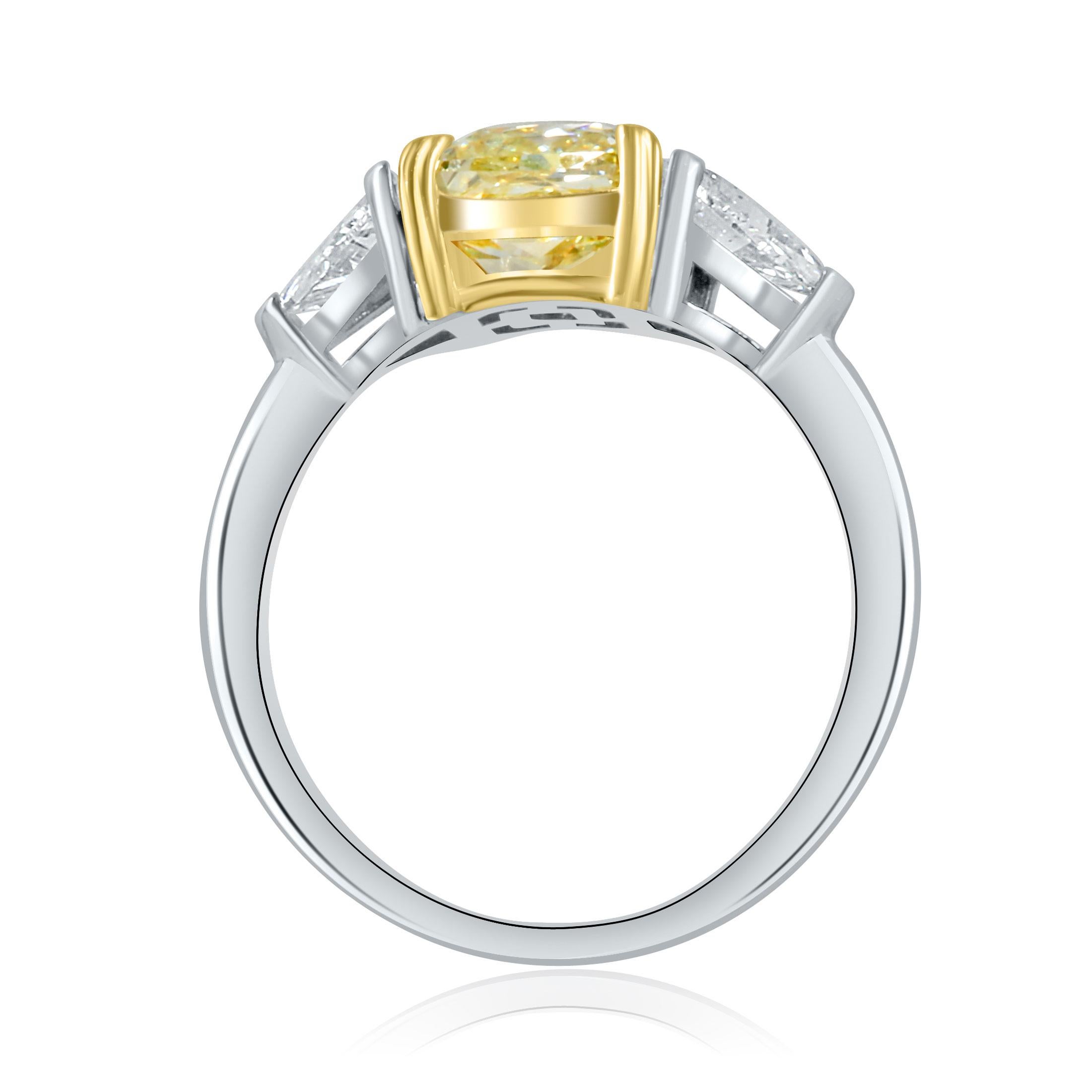 Moderne Bague de fiançailles 18 carats à 3 pierres avec diamant jaune clair radiant de 2,13 carats certifié GIA en vente