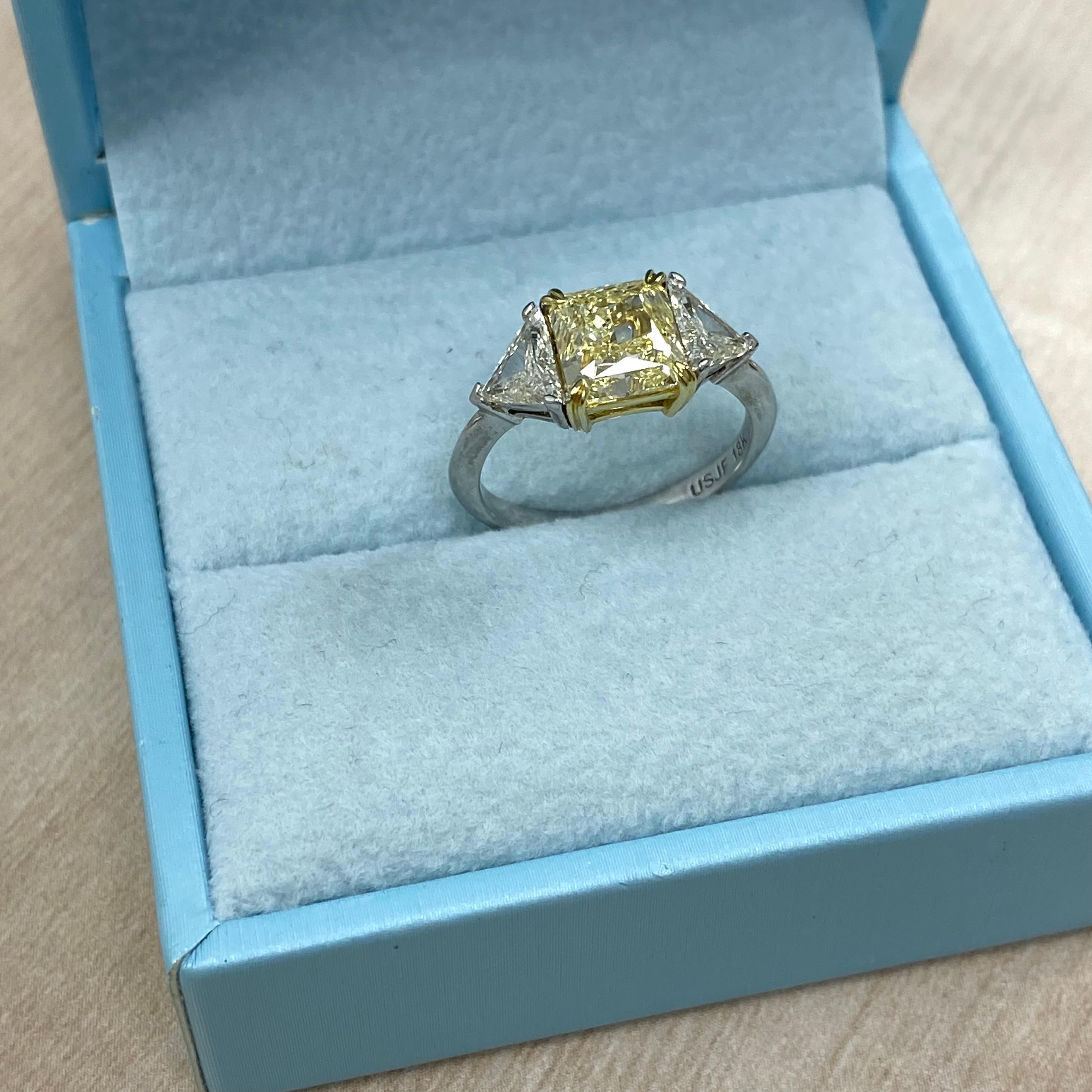 Bague de fiançailles 18 carats à 3 pierres avec diamant jaune clair radiant de 2,13 carats certifié GIA Neuf - En vente à New York, NY