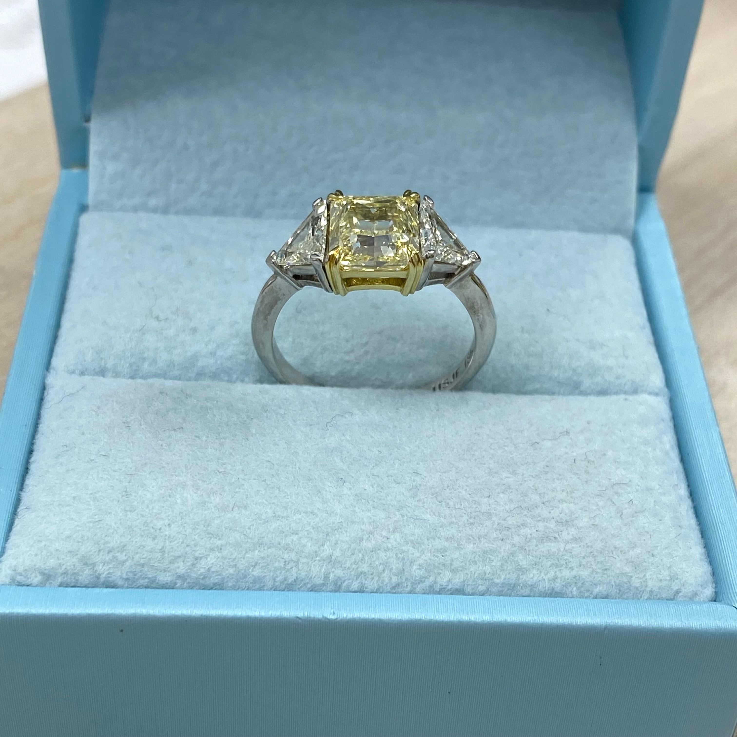 Bague de fiançailles 18 carats à 3 pierres avec diamant jaune clair radiant de 2,13 carats certifié GIA Pour femmes en vente