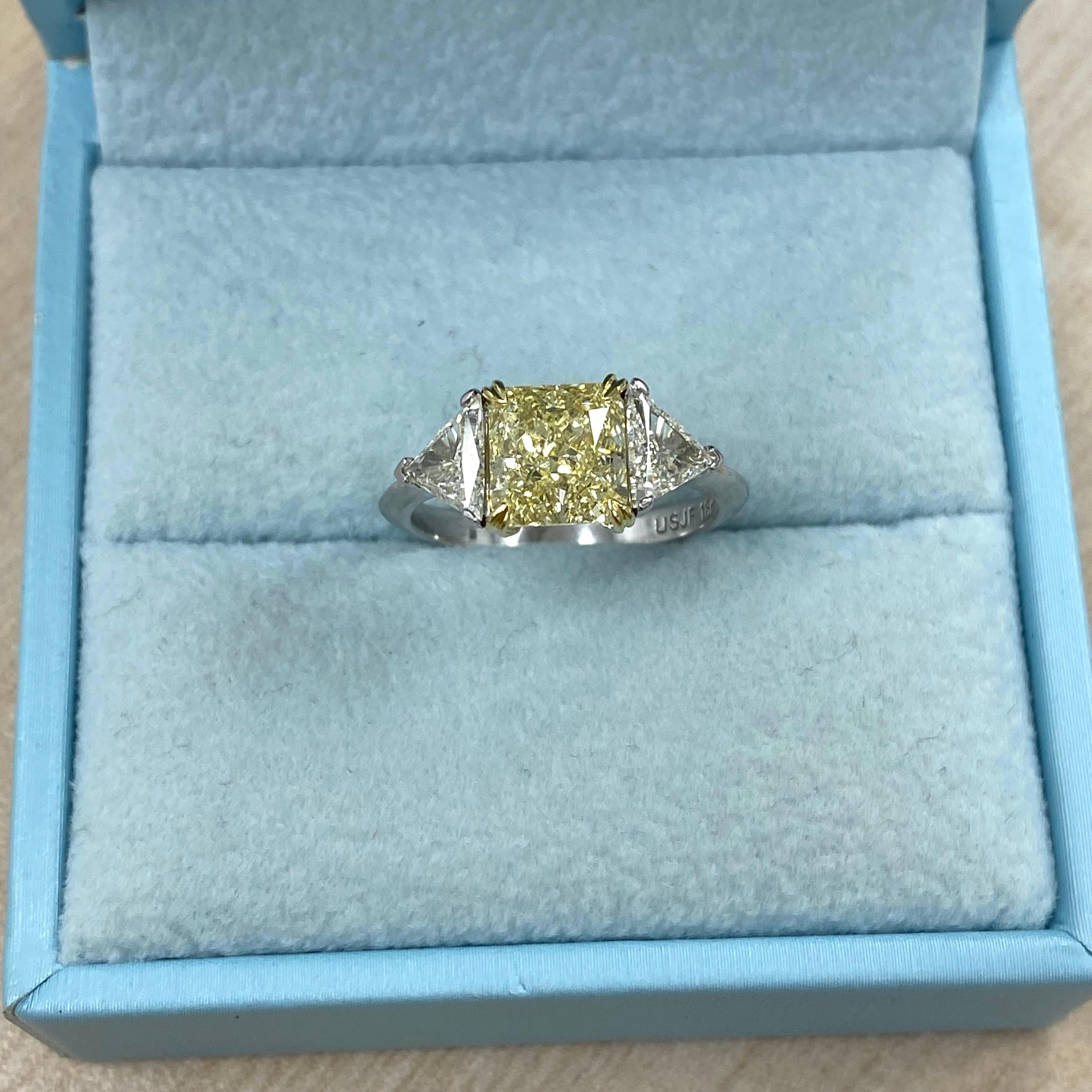 Bague de fiançailles 18 carats à 3 pierres avec diamant jaune clair radiant de 2,13 carats certifié GIA en vente 1