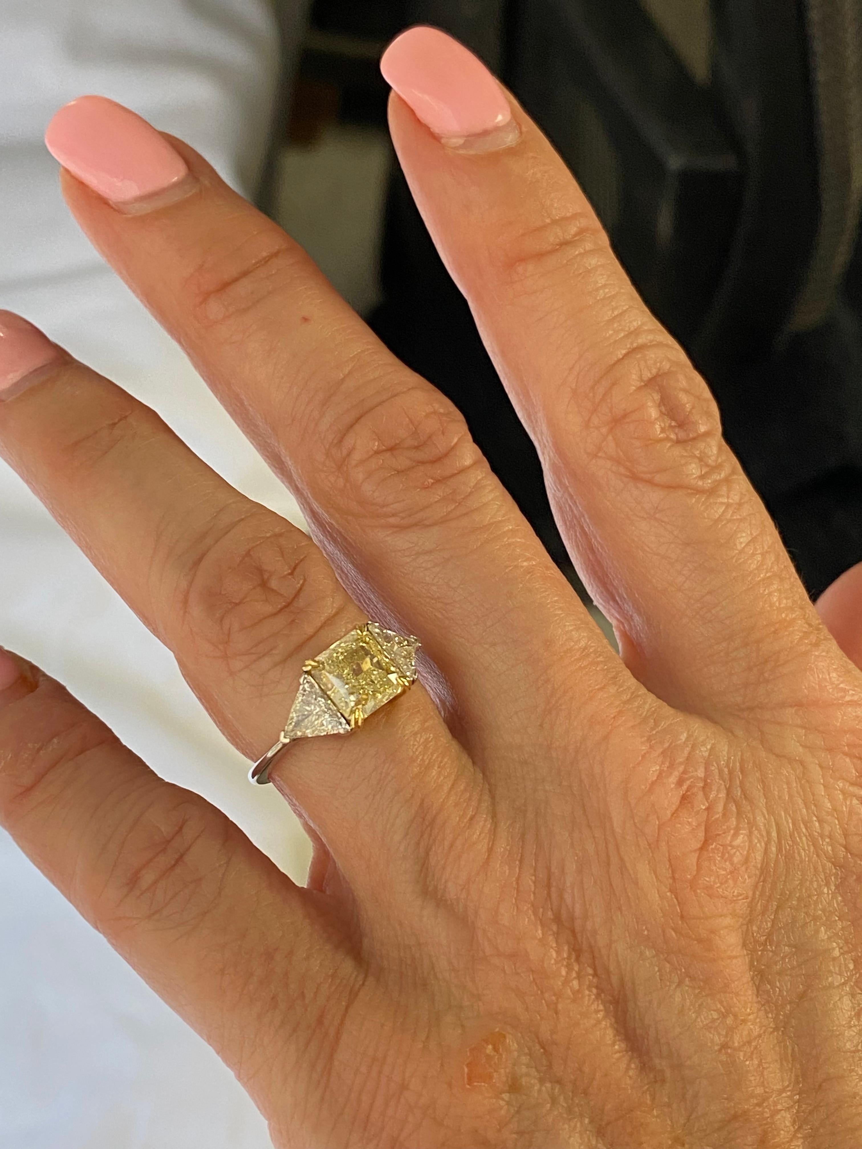 Bague de fiançailles 18 carats à 3 pierres avec diamant jaune clair radiant de 2,13 carats certifié GIA en vente 2