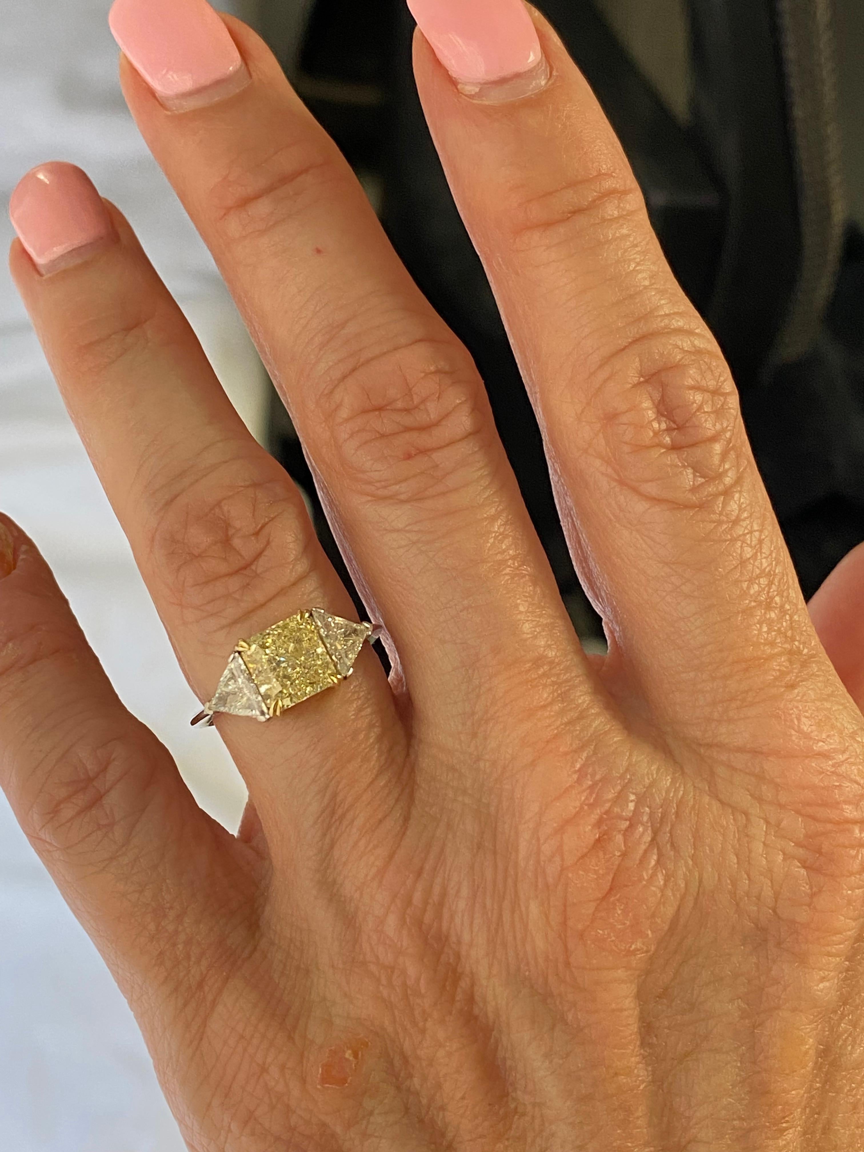Bague de fiançailles 18 carats à 3 pierres avec diamant jaune clair radiant de 2,13 carats certifié GIA en vente 3