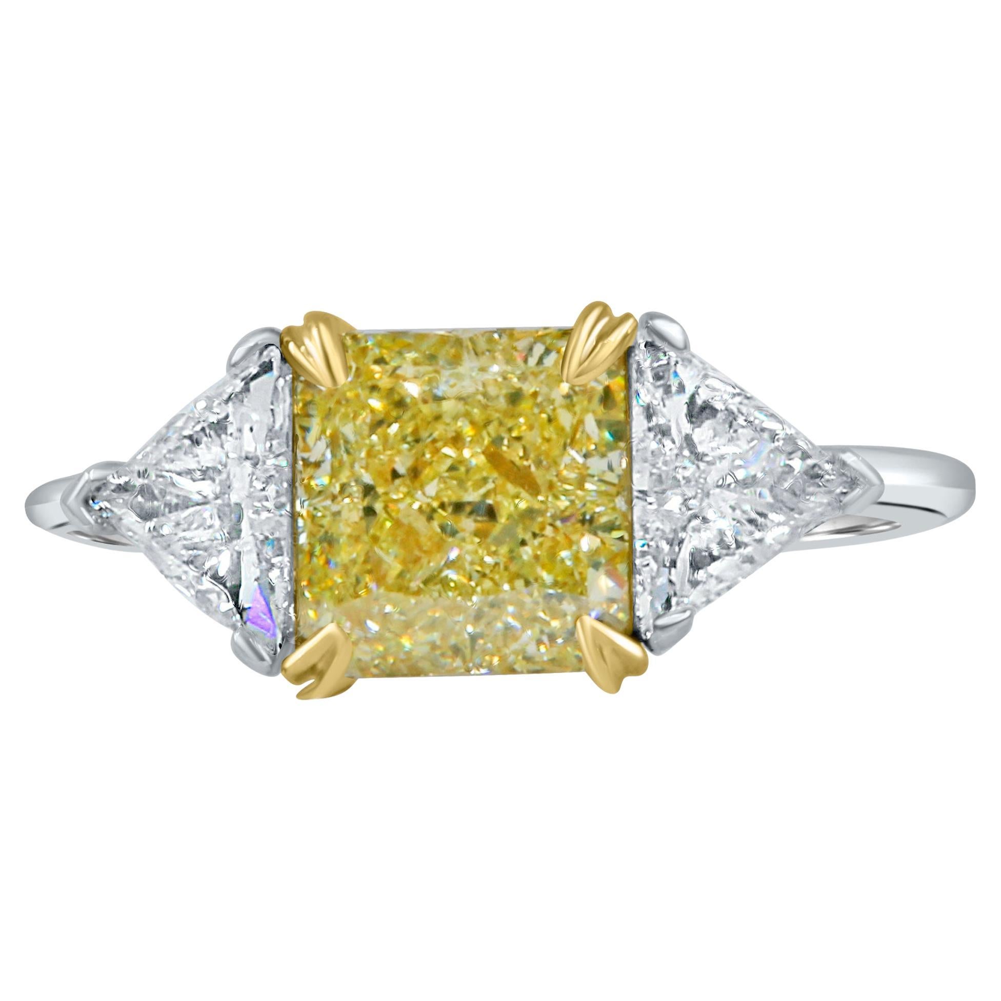 Bague de fiançailles 18 carats à 3 pierres avec diamant jaune clair radiant de 2,13 carats certifié GIA en vente