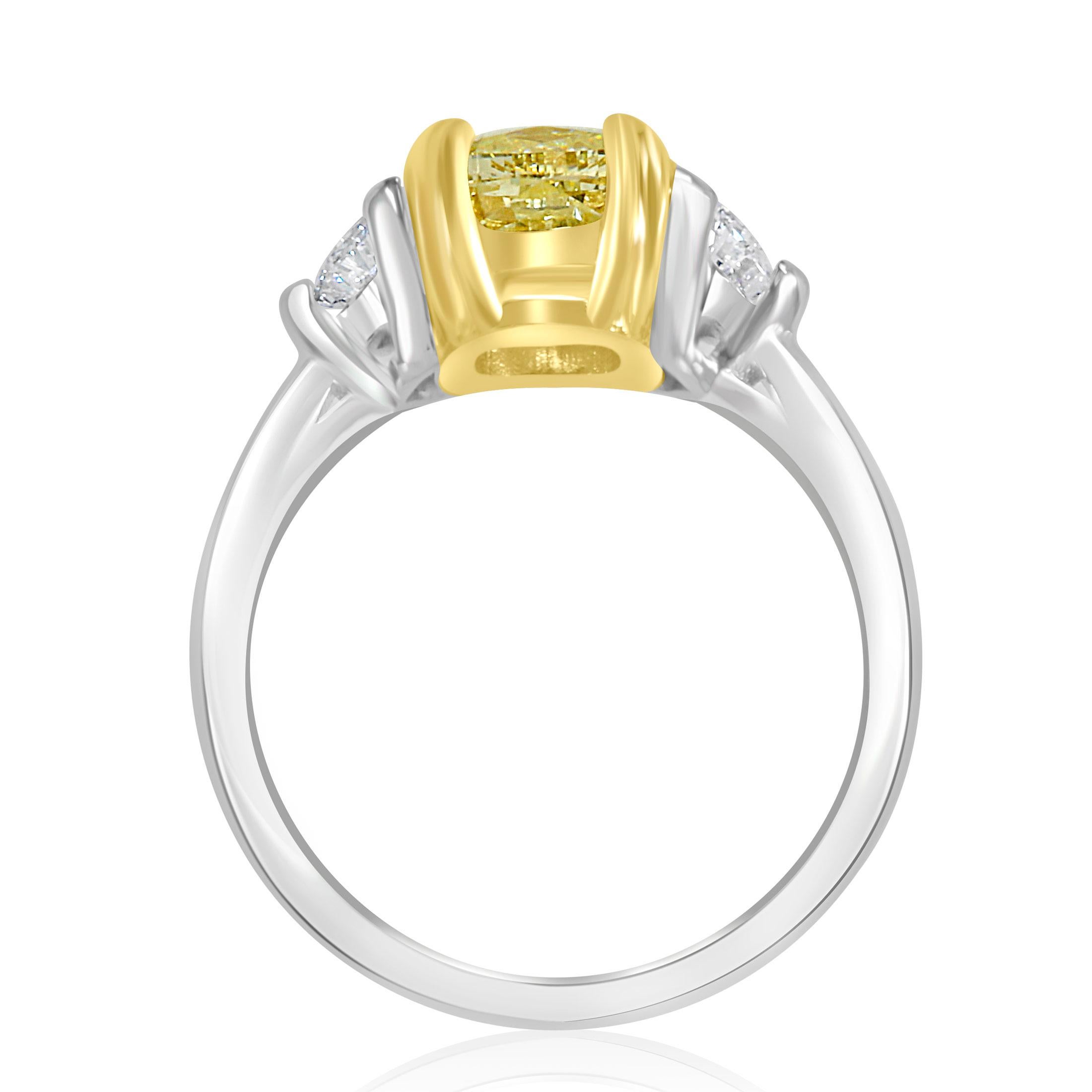 3 Stone GIA Certified 3.14 Ct Yellow VVS2 Cushion Diamond Engagement Ring 18K For Sale 4