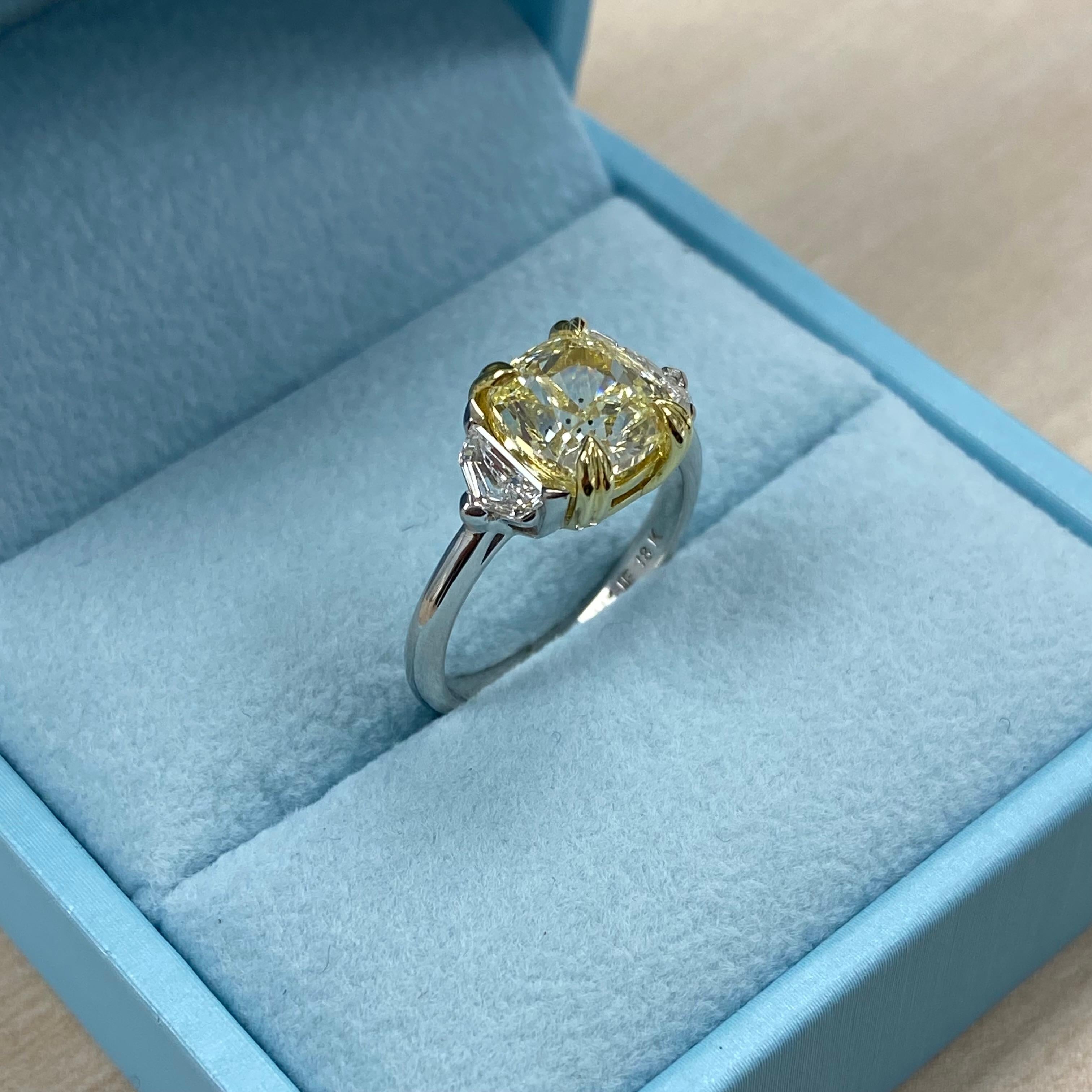 Modern 3 Stone GIA Certified 3.14 Ct Yellow VVS2 Cushion Diamond Engagement Ring 18K For Sale