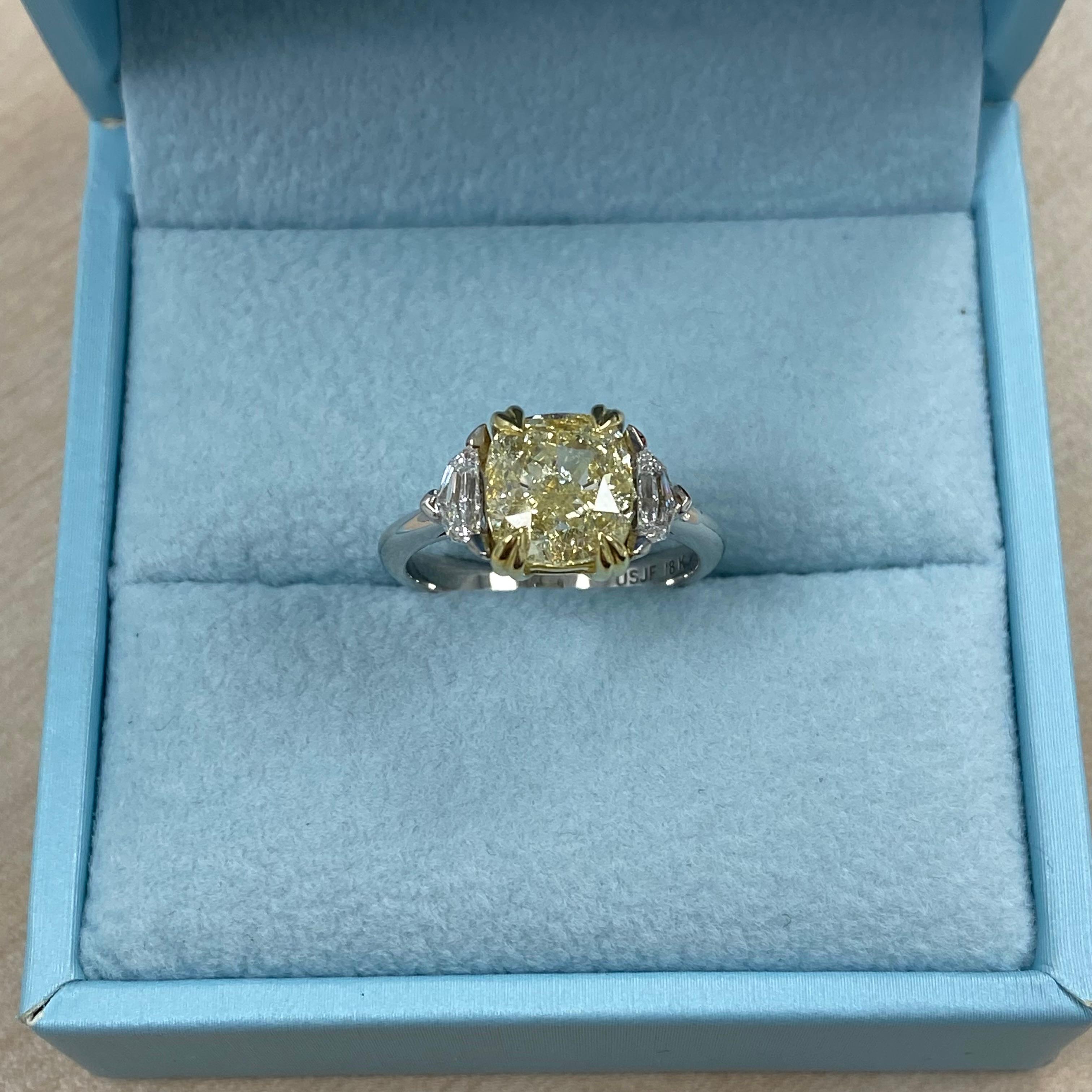 3 Stone GIA Certified 3.14 Ct Yellow VVS2 Cushion Diamond Engagement Ring 18K In New Condition For Sale In New York, NY