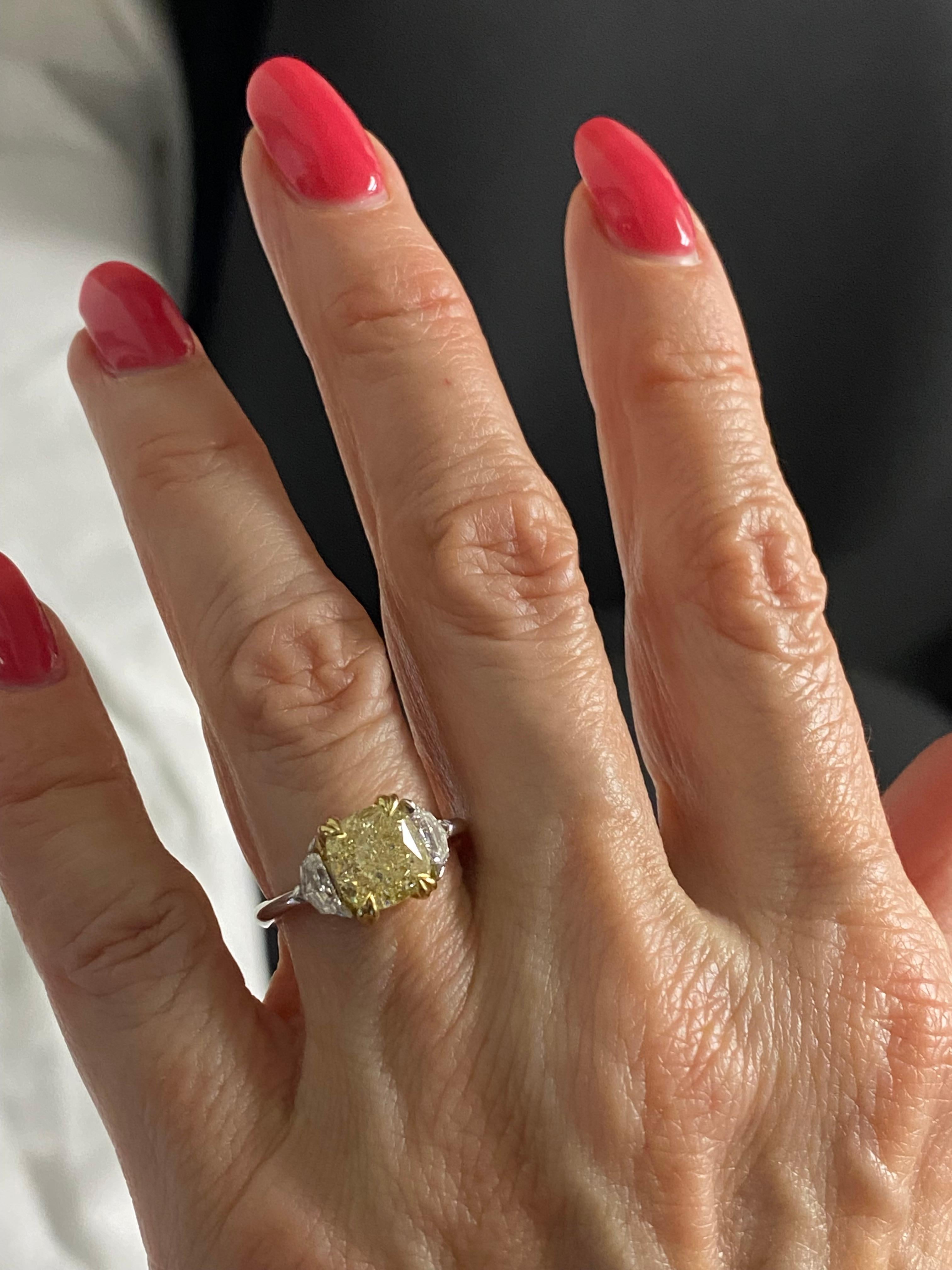 3 Stone GIA Certified 3.14 Ct Yellow VVS2 Cushion Diamond Engagement Ring 18K For Sale 1