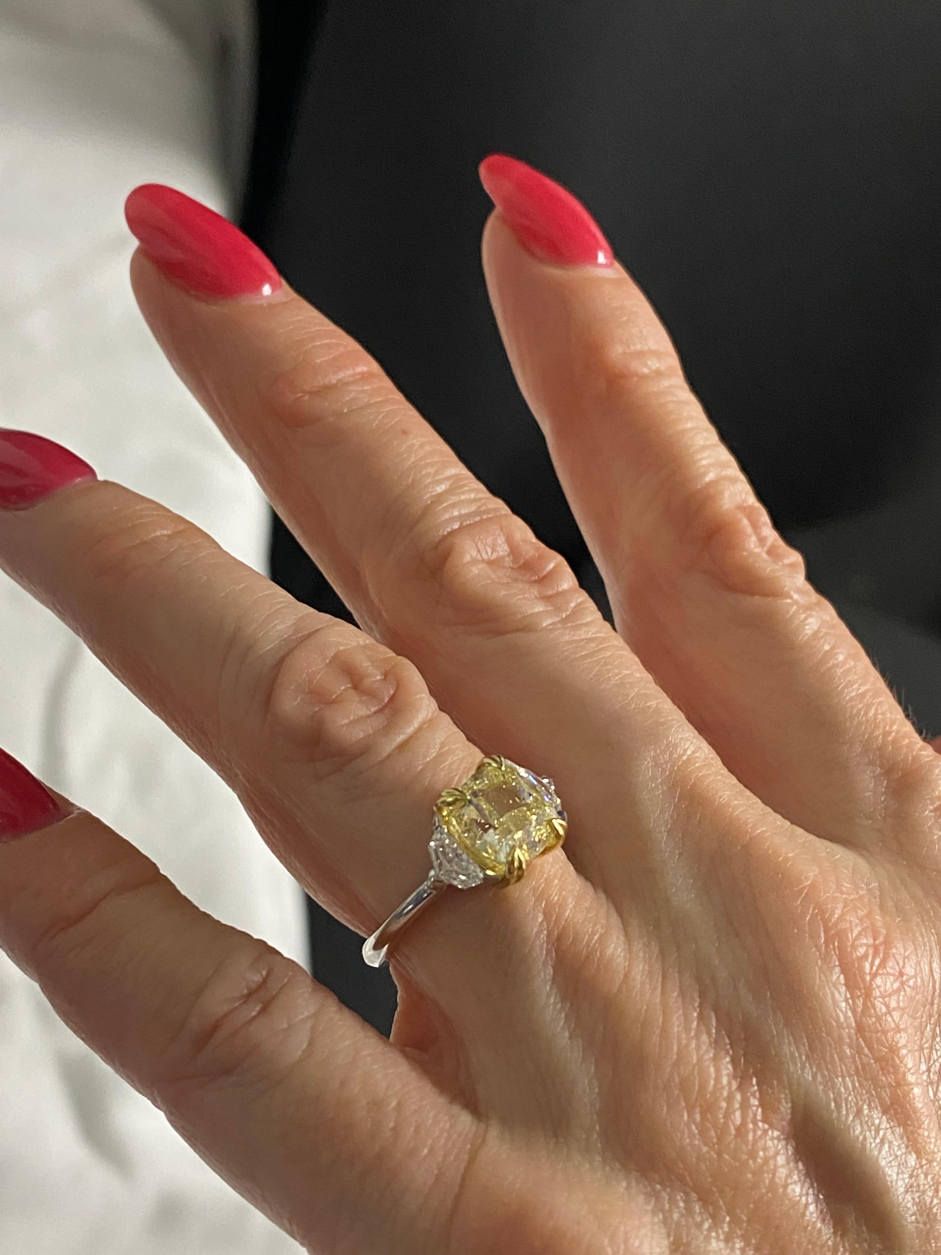3 Stone GIA Certified 3.14 Ct Yellow VVS2 Cushion Diamond Engagement Ring 18K For Sale 2