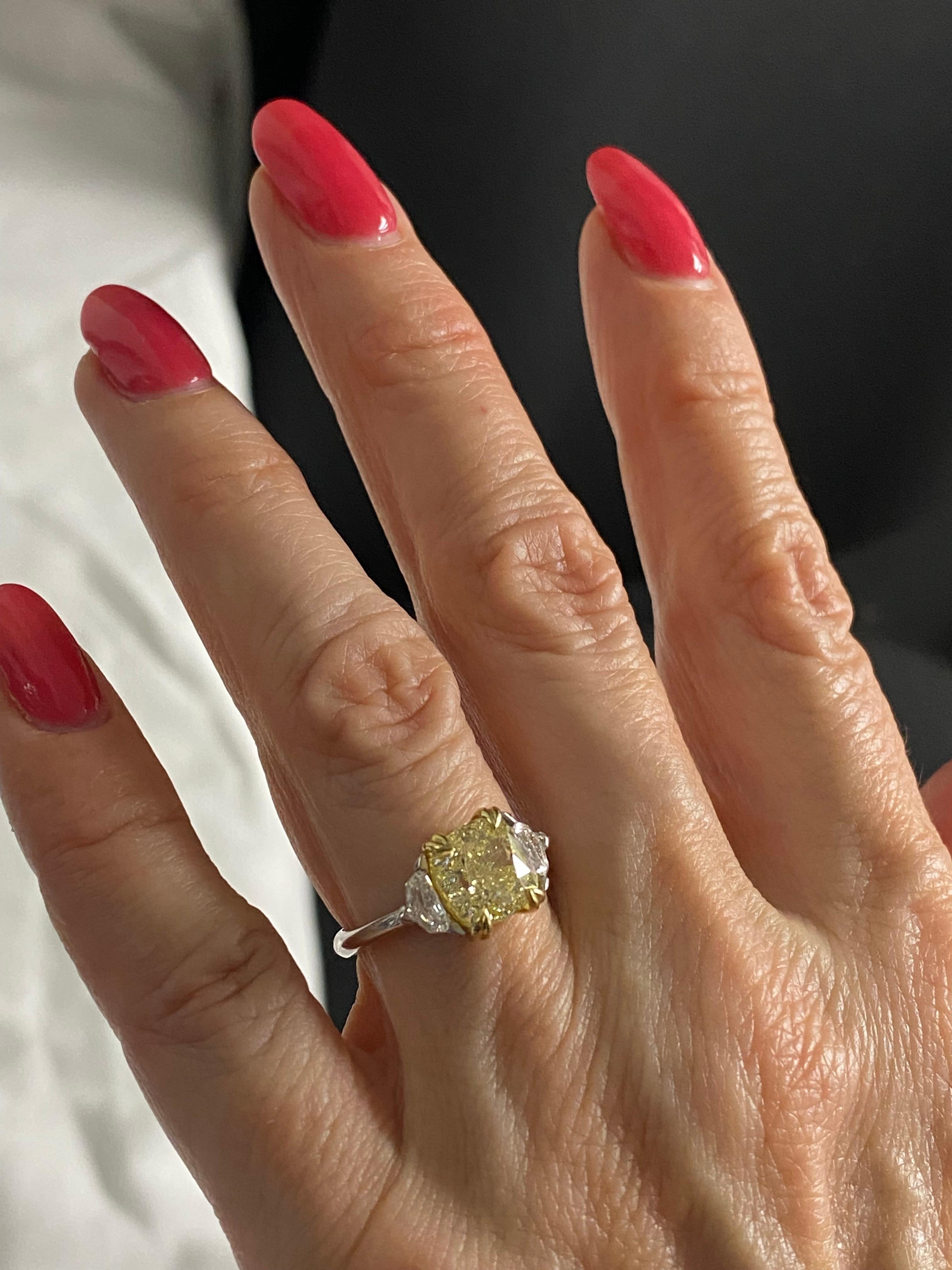 3 Stone GIA Certified 3.14 Ct Yellow VVS2 Cushion Diamond Engagement Ring 18K For Sale 3