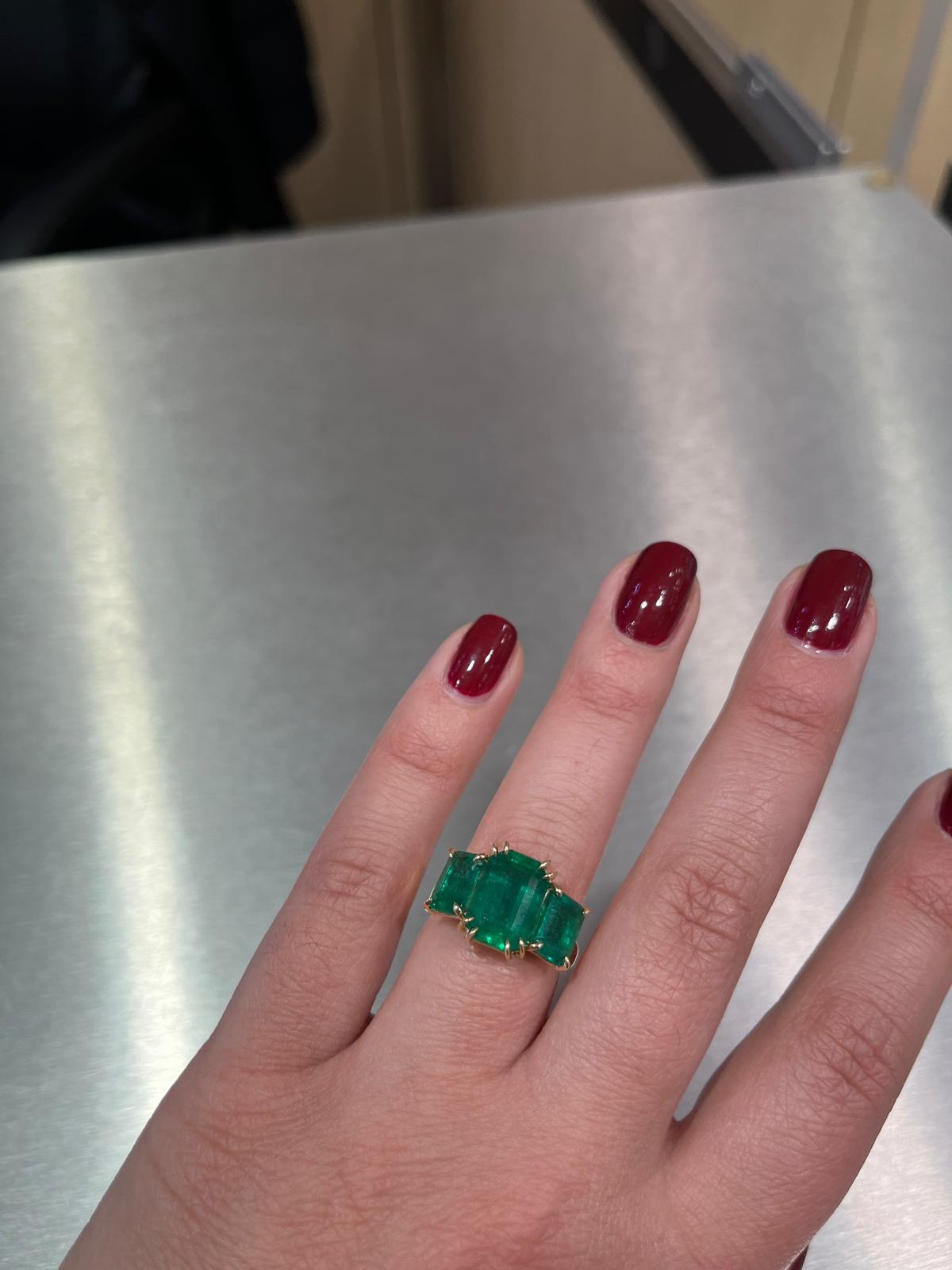 Ring mit 3 Steinen im kolumbianischen Smaragdschliff aus 14 Karat Gelbgold. Der Mittelstein wiegt 4,11 Karat. Das Gesamtgewicht des Rings beträgt 8,11 Karat. Der Ring ist eine Größe 6,5 und kann angepasst werden. 