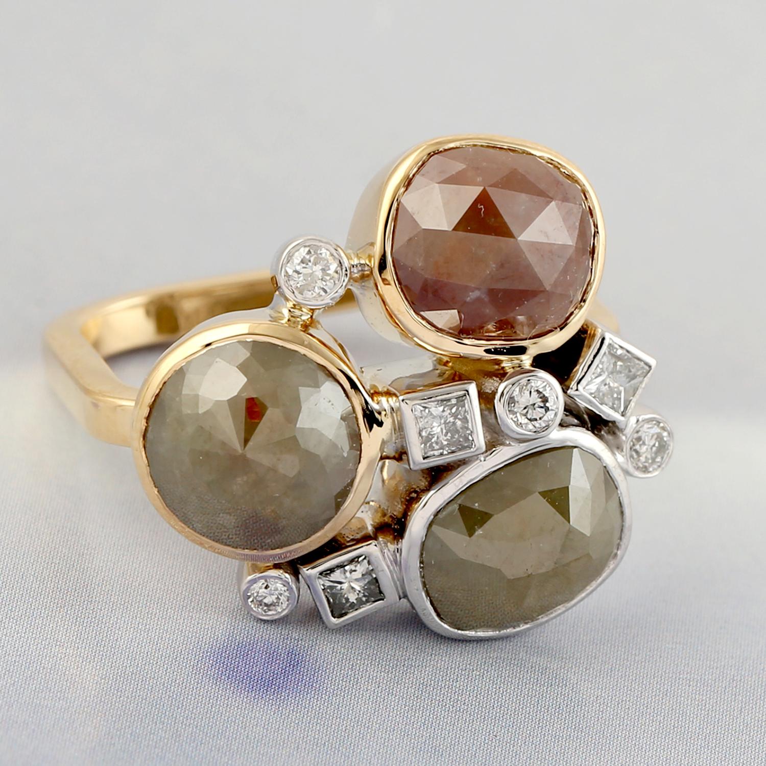 3 Stone ice Diamond Cocktail Ring in 18k yellow gold In New Condition For Sale In New York, NY