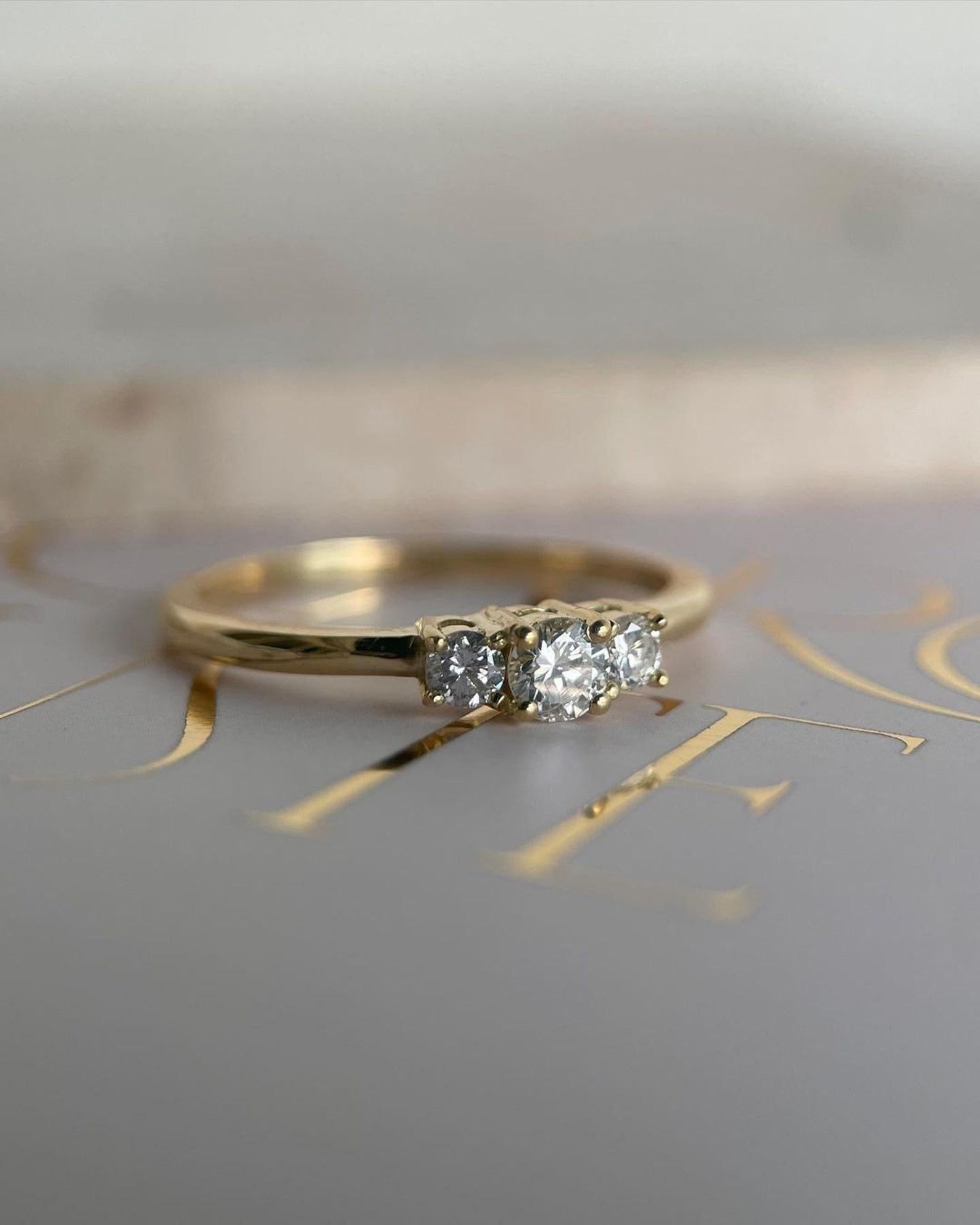 3 Stein Moissanite Round Cut Verlobungsring 925 Sterling Silber Hochzeit Geschenk. (Art déco)