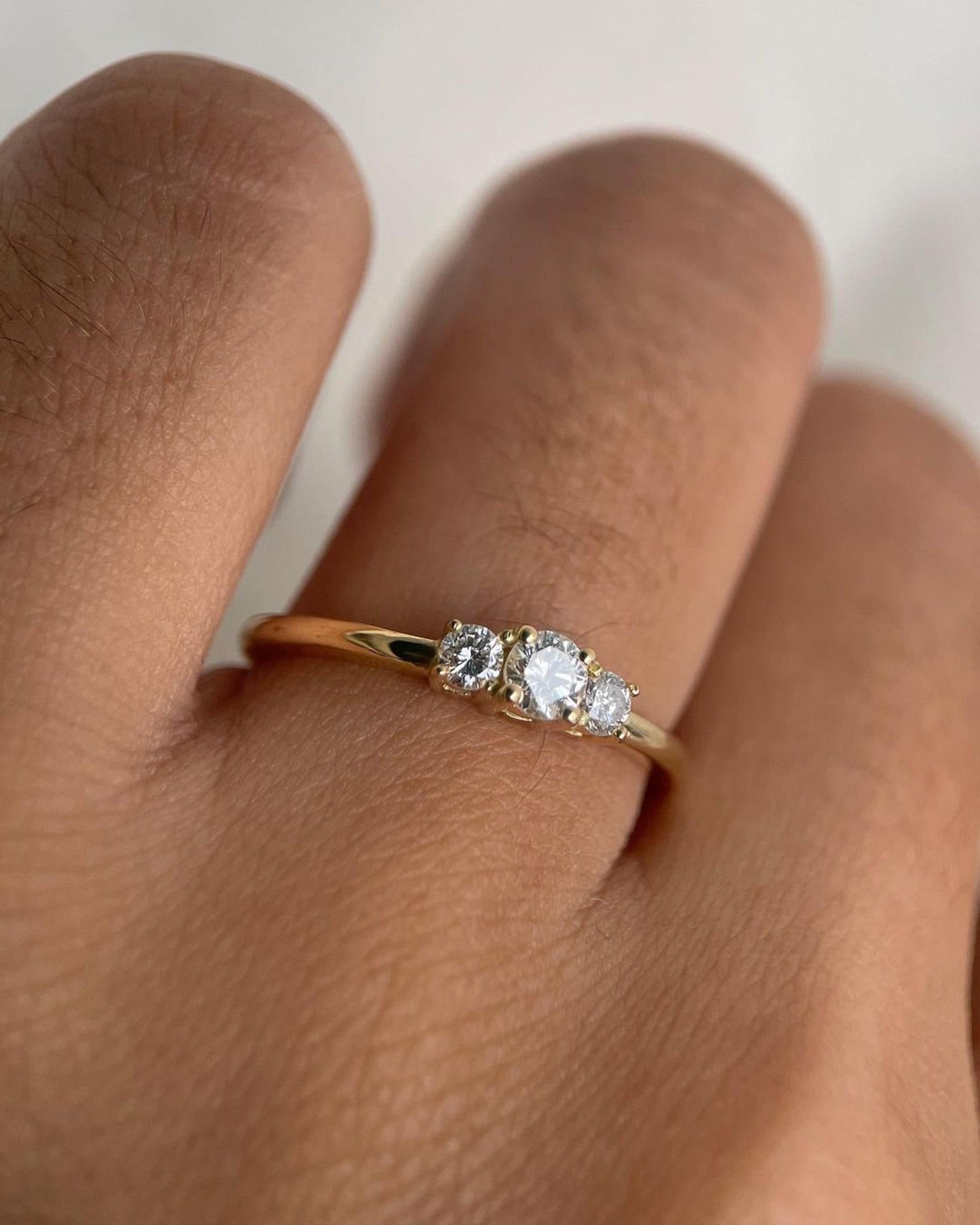 3 Stein Moissanite Round Cut Verlobungsring 925 Sterling Silber Hochzeit Geschenk. im Zustand „Neu“ in Chicago, IL