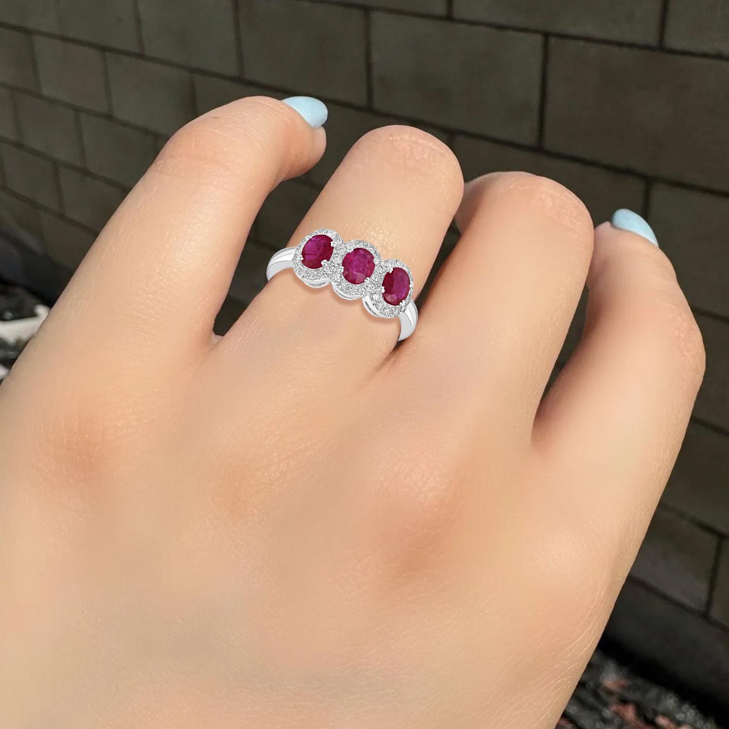 Questo raffinato anello, che colpisce sia per il colore che per il simbolismo, mette in mostra tre rubini del Mozambico per un totale di 1,20 carati, accentati da 0,32 carati di diamanti brillanti. Incastonato in un luminoso oro bianco 18KT, il