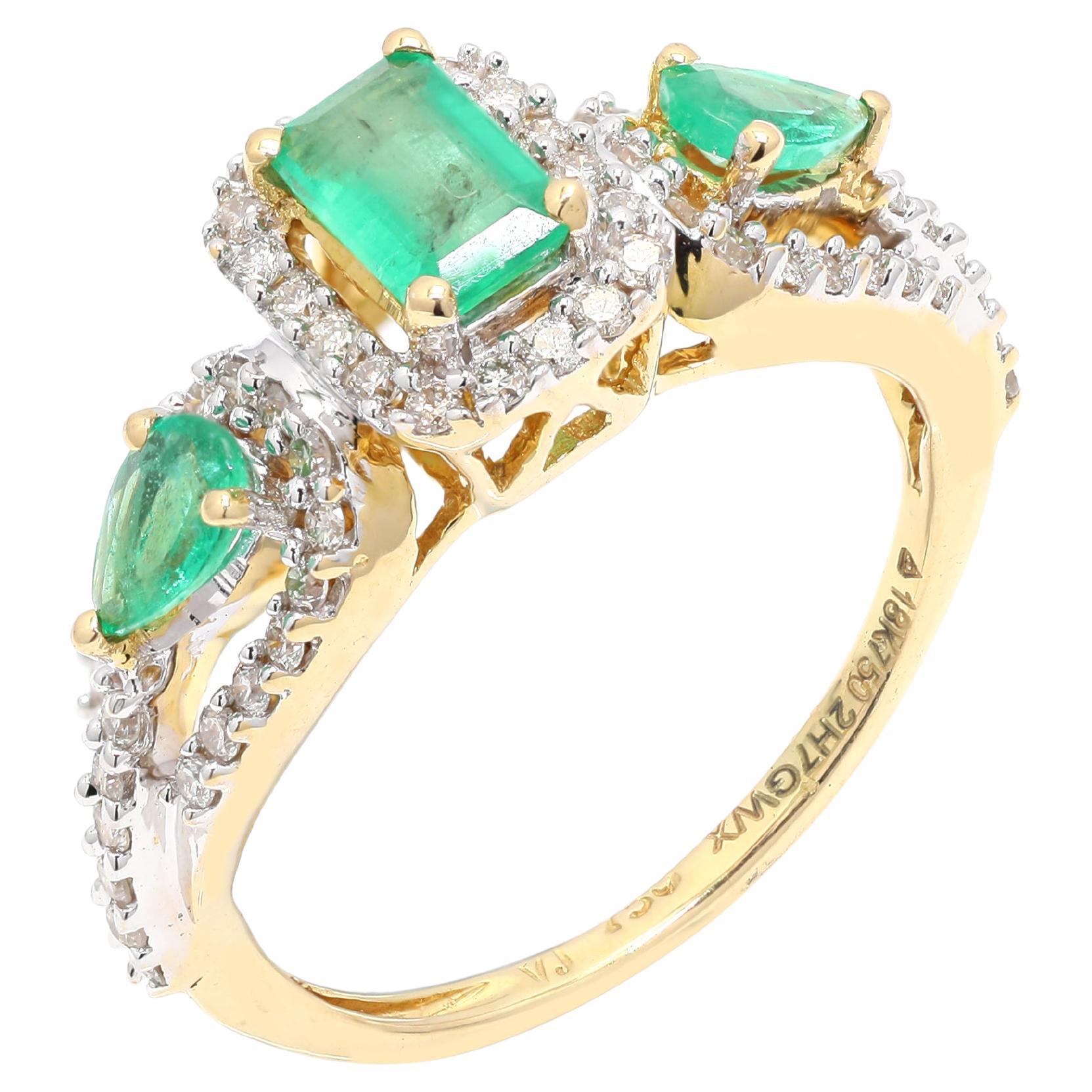 En vente :  Bague de fiançailles à trois pierres en or jaune 18 carats avec diamants naturels et émeraudes