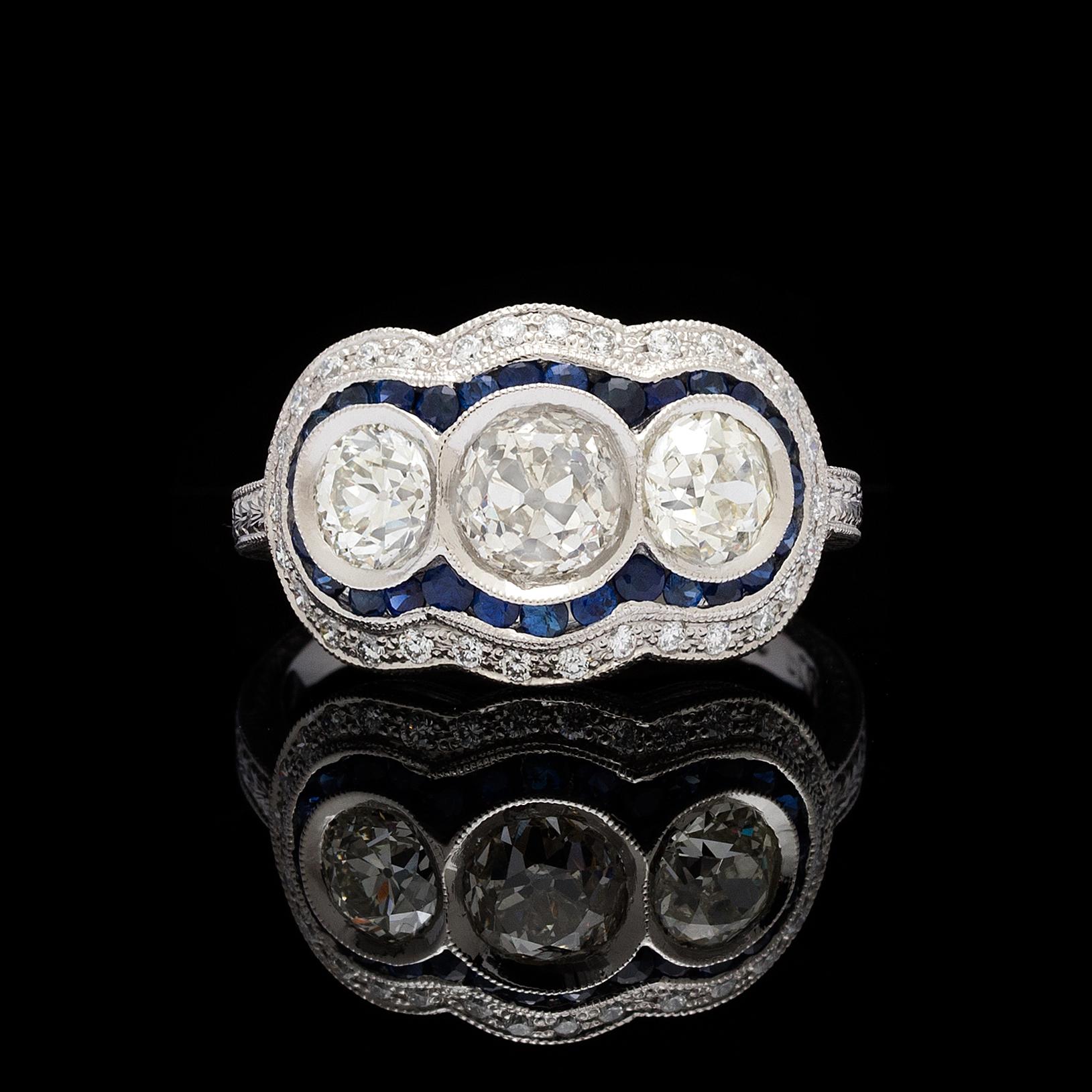 Taglio antico europeo Anello in platino con diamante e zaffiro a 3 pietre di vecchio taglio europeo in vendita