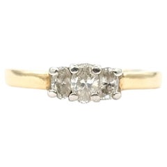Bague à 3 pierres en or jaune 14k avec diamant ovale
