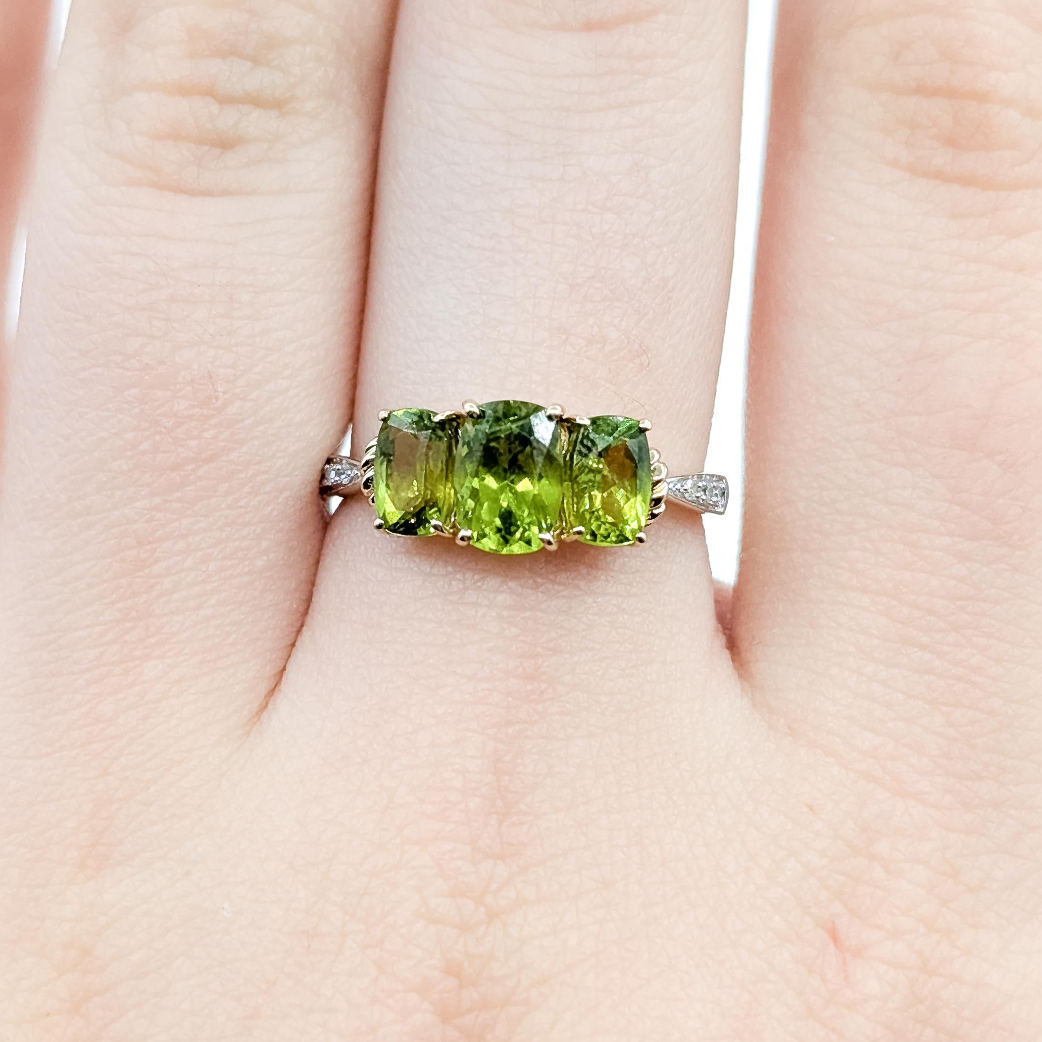 3-Stone Peridot & Diamond Ring in 14k Yellow Gold in vendita 5