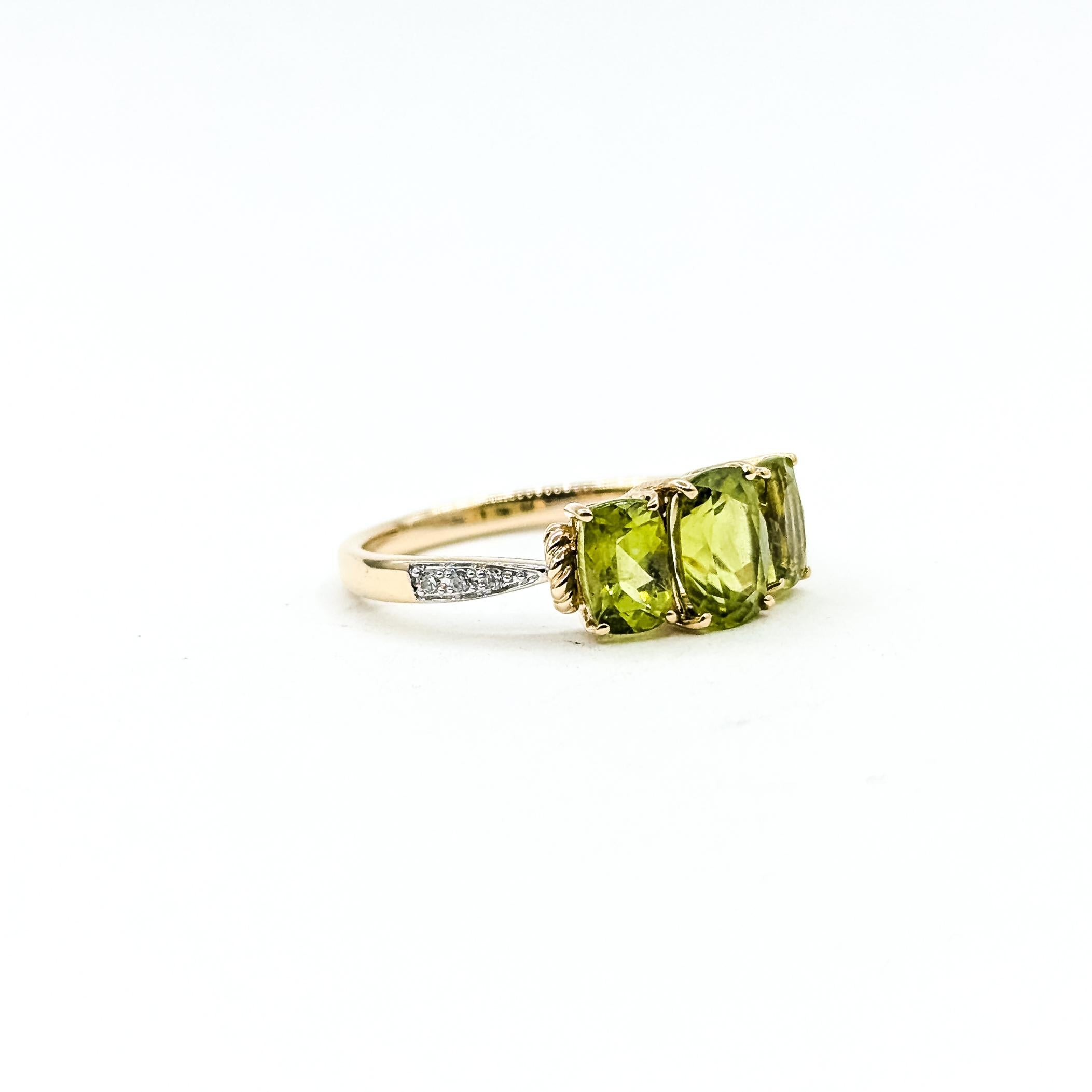 Anello con peridoto e diamanti a 3 pietre in oro giallo 14k

Questo splendido anello a tre pietre è caratterizzato da 2,31 carati di peridoto con taglio a cuscino. Ogni pietra mostra un vivido bagliore verde mela. Incastonato in oro giallo lucido