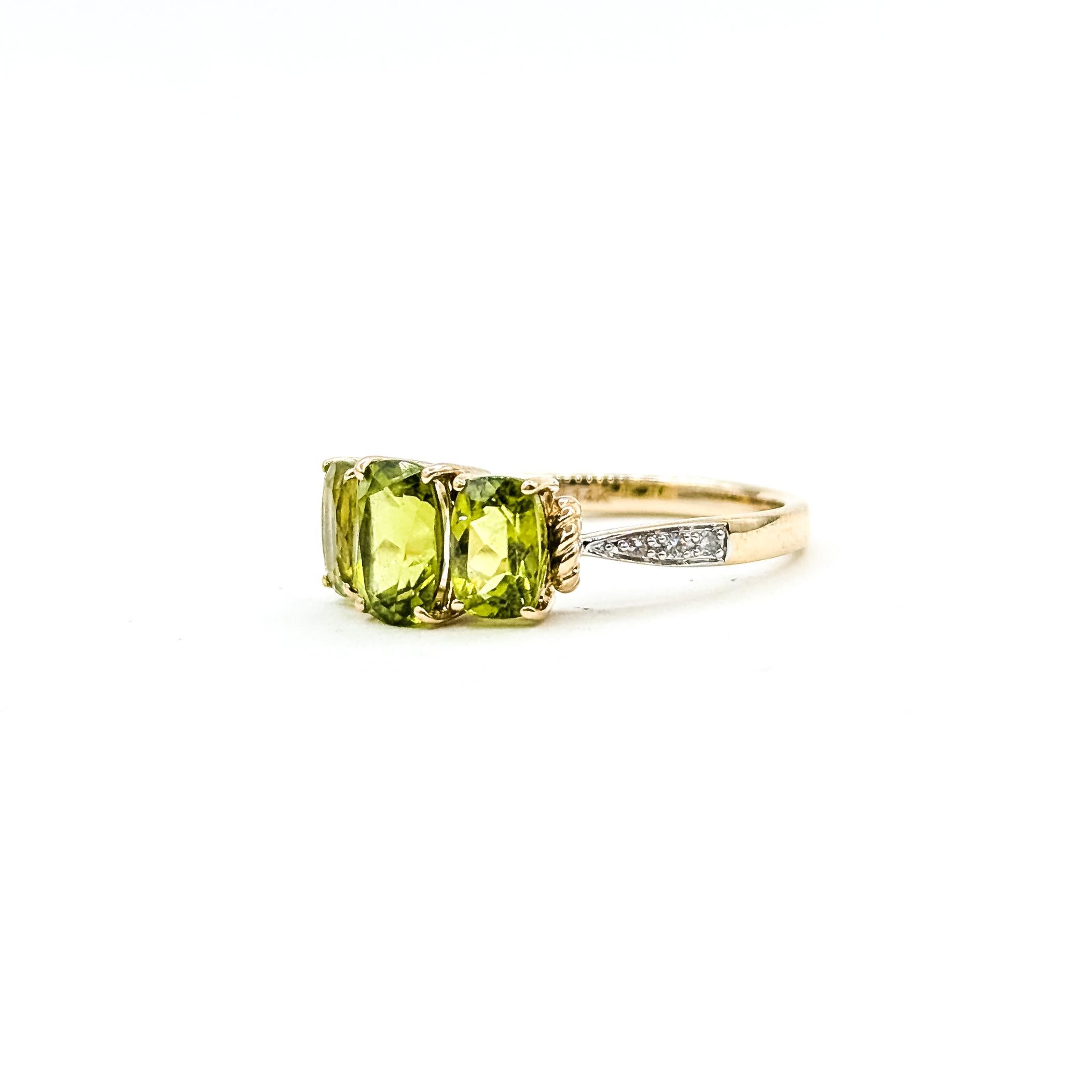 Contemporaneo 3-Stone Peridot & Diamond Ring in 14k Yellow Gold in vendita