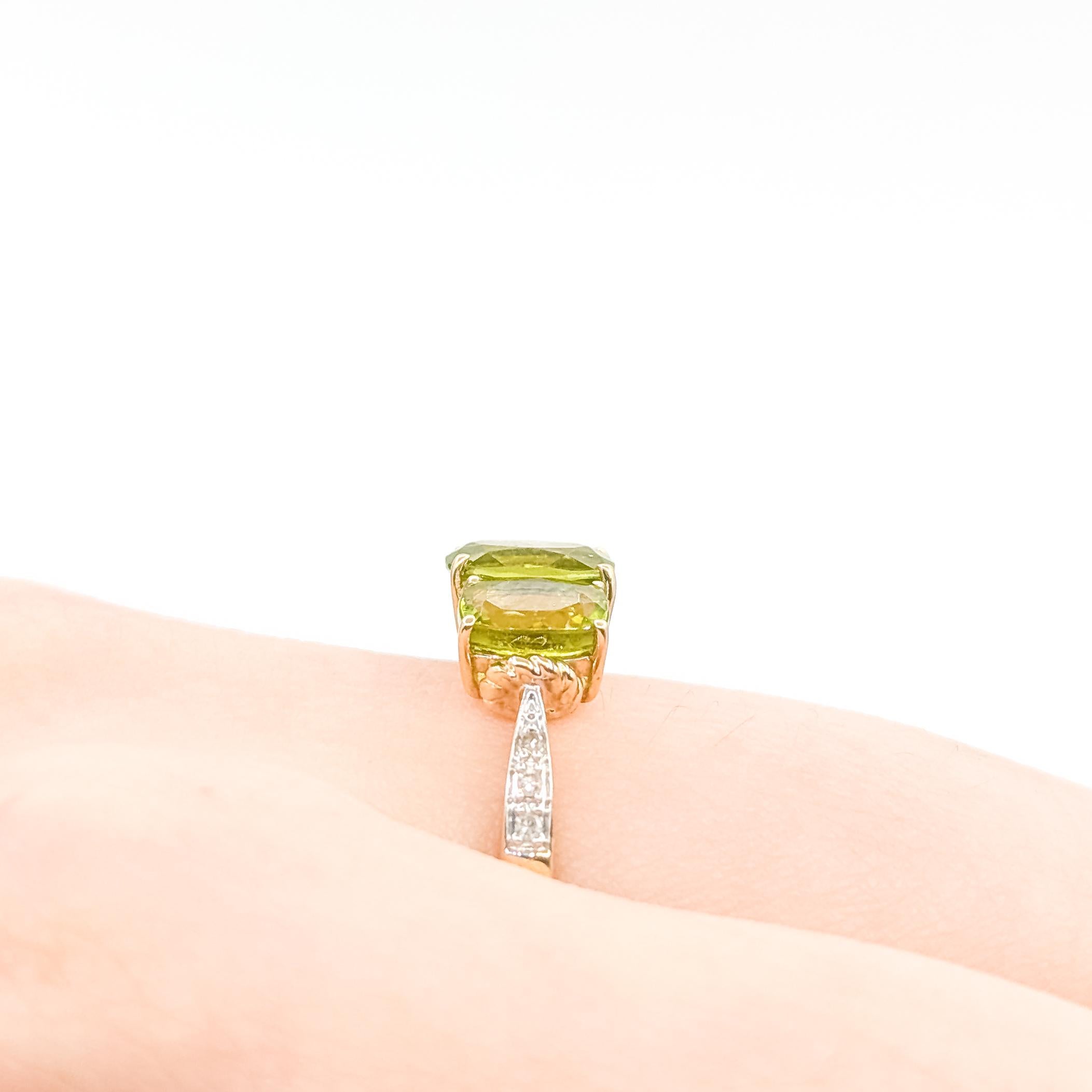 Taglio cuscino 3-Stone Peridot & Diamond Ring in 14k Yellow Gold in vendita