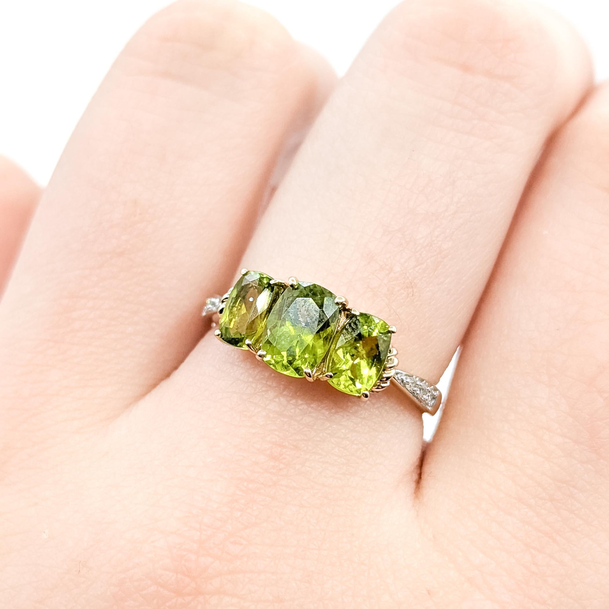 3-Stone Peridot & Diamond Ring in 14k Yellow Gold In condizioni ottime in vendita a Bloomington, MN