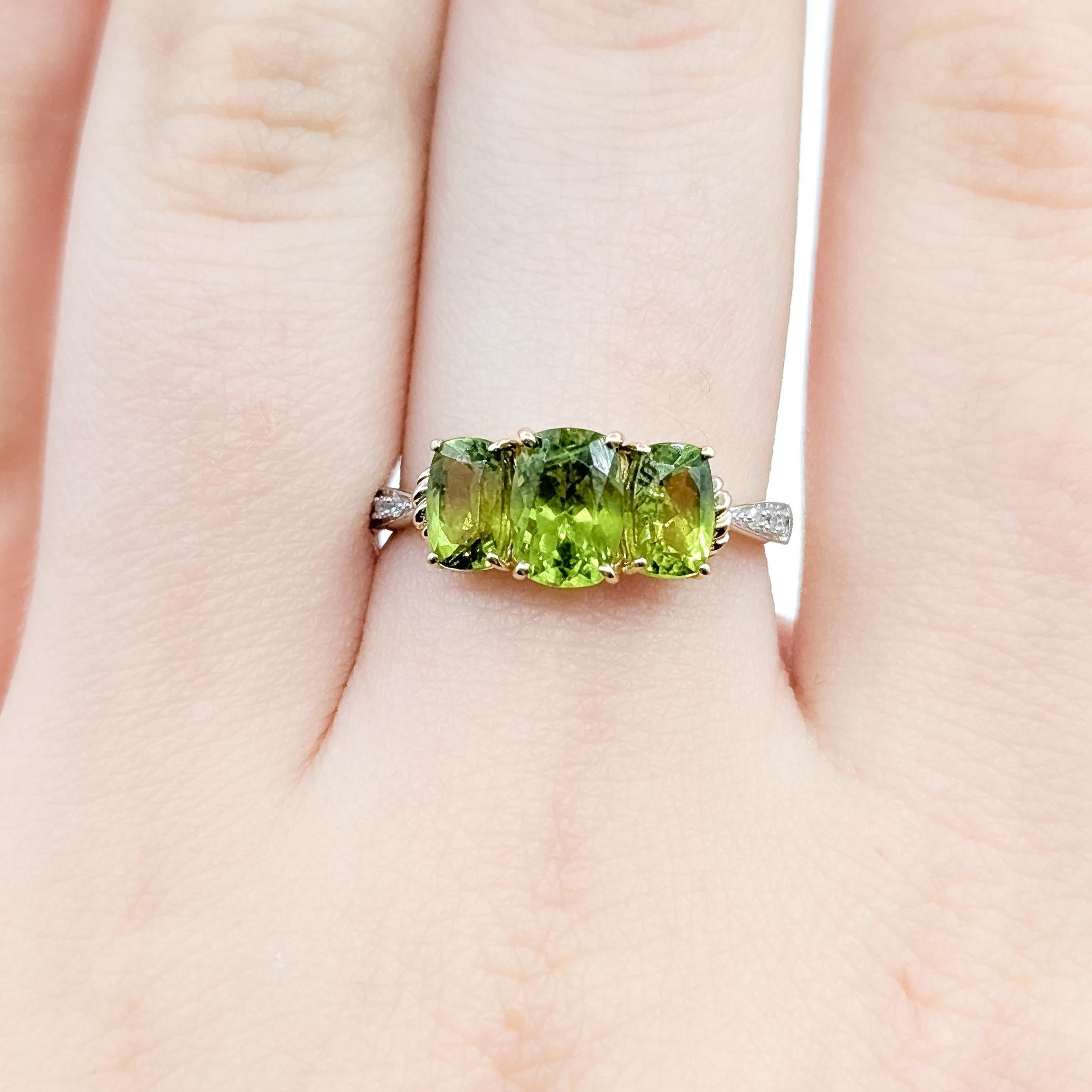 Donna 3-Stone Peridot & Diamond Ring in 14k Yellow Gold in vendita