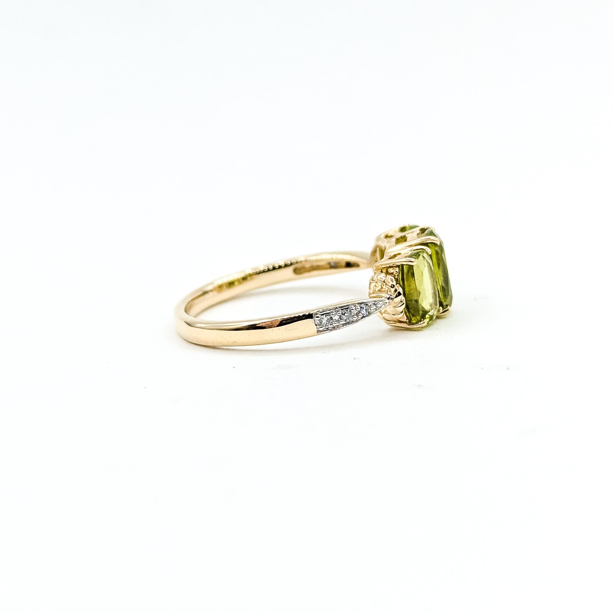 3-Stone Peridot & Diamond Ring in 14k Yellow Gold in vendita 1