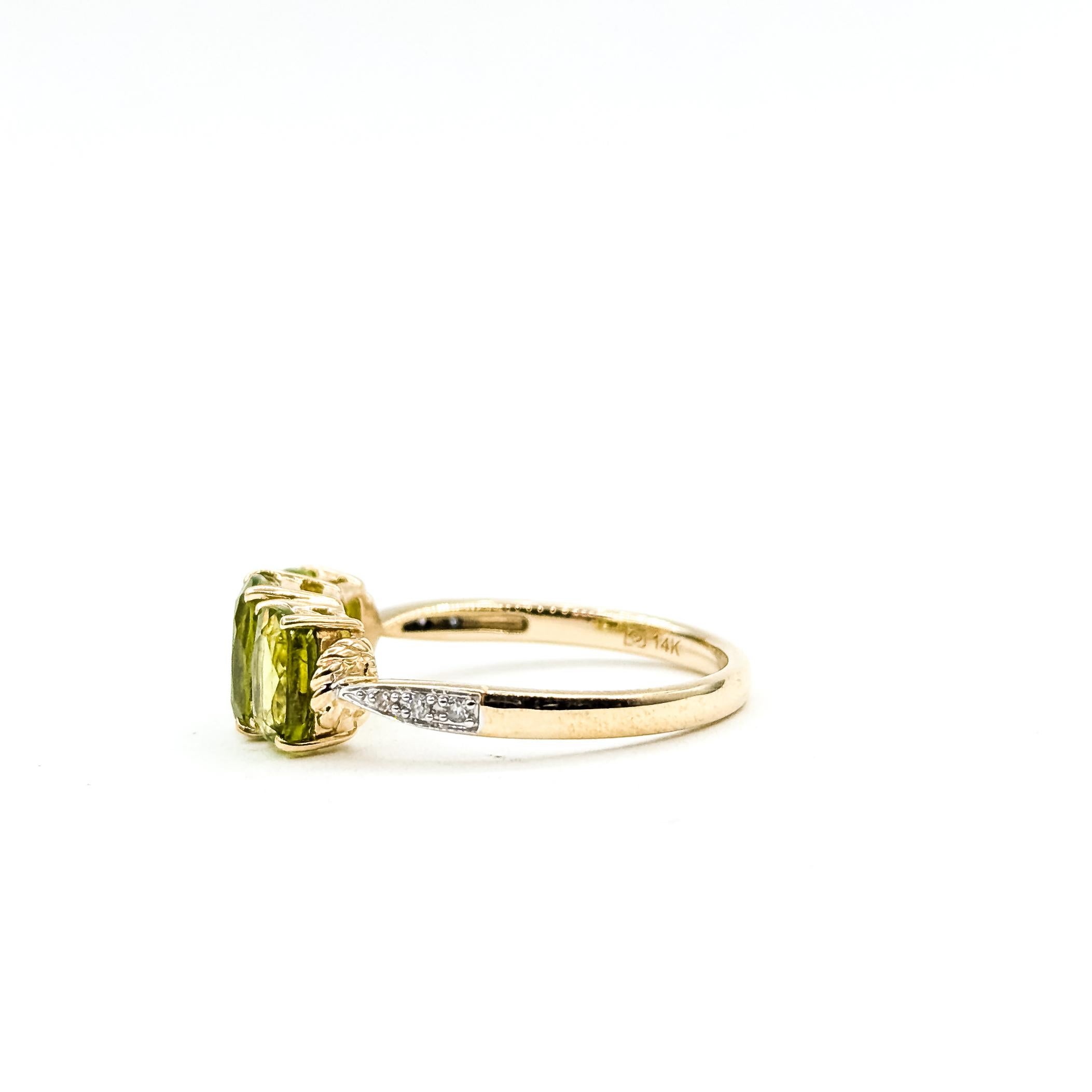 3-Stone Peridot & Diamond Ring in 14k Yellow Gold in vendita 3