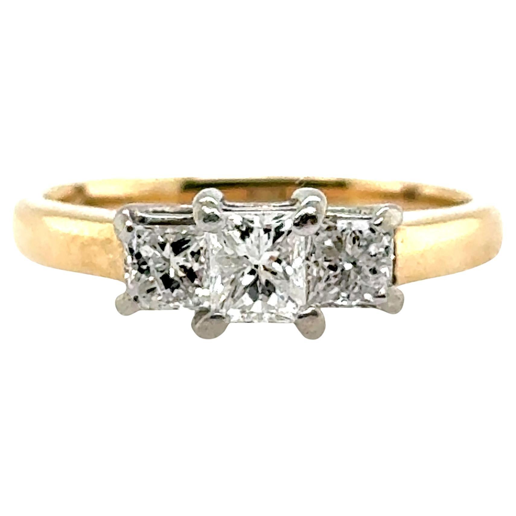 Bague de fiançailles en or jaune 14K avec 3 pierres et un diamant de taille Princesse .50ct