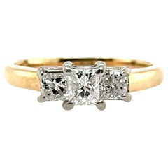 Bague de fiançailles en or jaune 14K avec 3 pierres et un diamant de taille Princesse .50ct