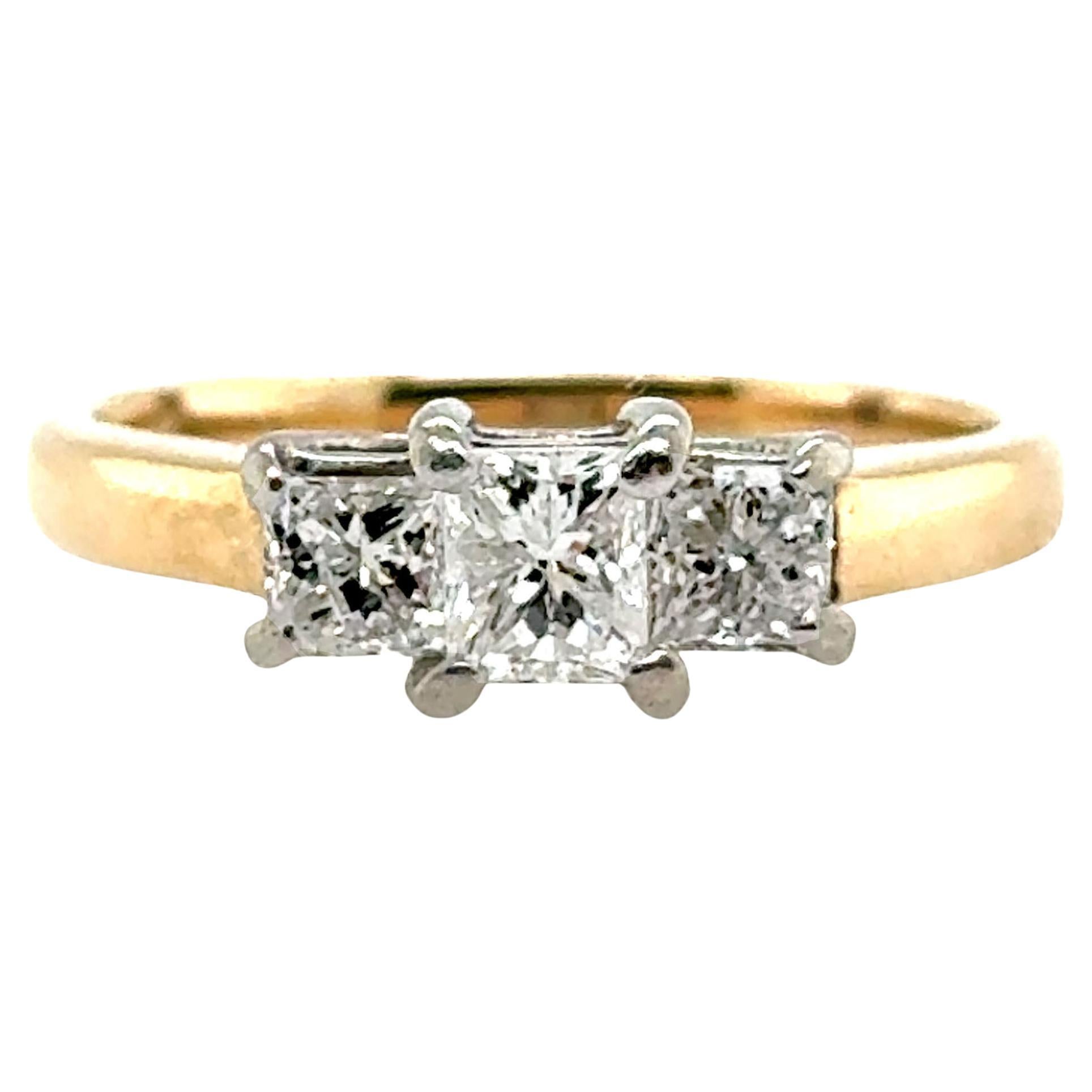 Bague de fiançailles en or jaune 14K avec 3 pierres et un diamant de taille Princesse .50ct en vente