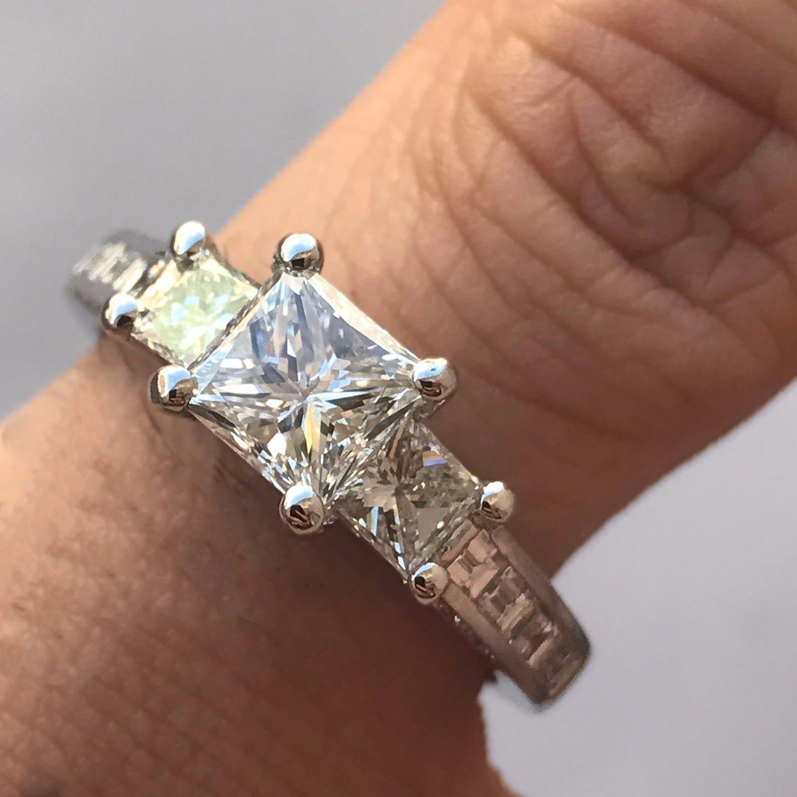 Diamant-Verlobungsring im Princess-Schliff - 2,00 + Karat TW - Platin
Ring Kann von Grund auf neu angefertigt werden, um Ihre genaue Fingergröße zu berücksichtigen 
oder einen anderen Stein, wenn das Budget es erfordert, dauert etwa 3-6