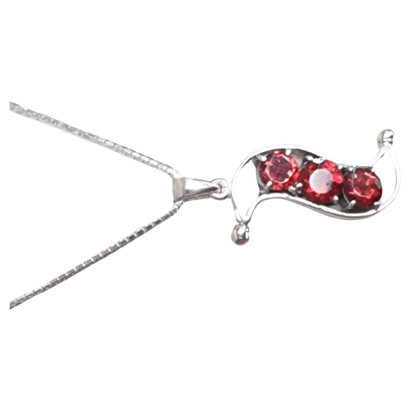 Artisan Collier pendentif Pod en grenat rouge à 3 pierres en vente